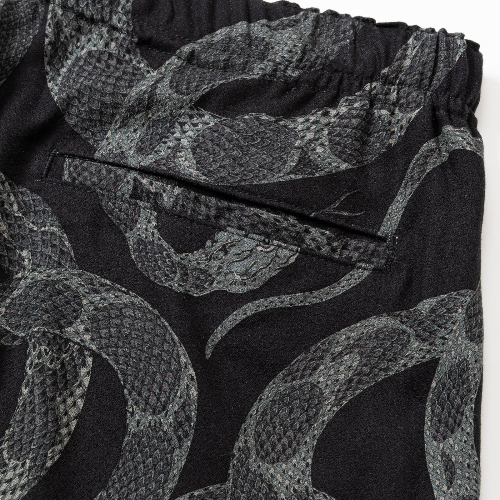 ALLOVER SNAKE PATTERN EASY SHORTS ＜EXCLUSIVE＞ (BLACK) / スネーク柄 イージーショーツ