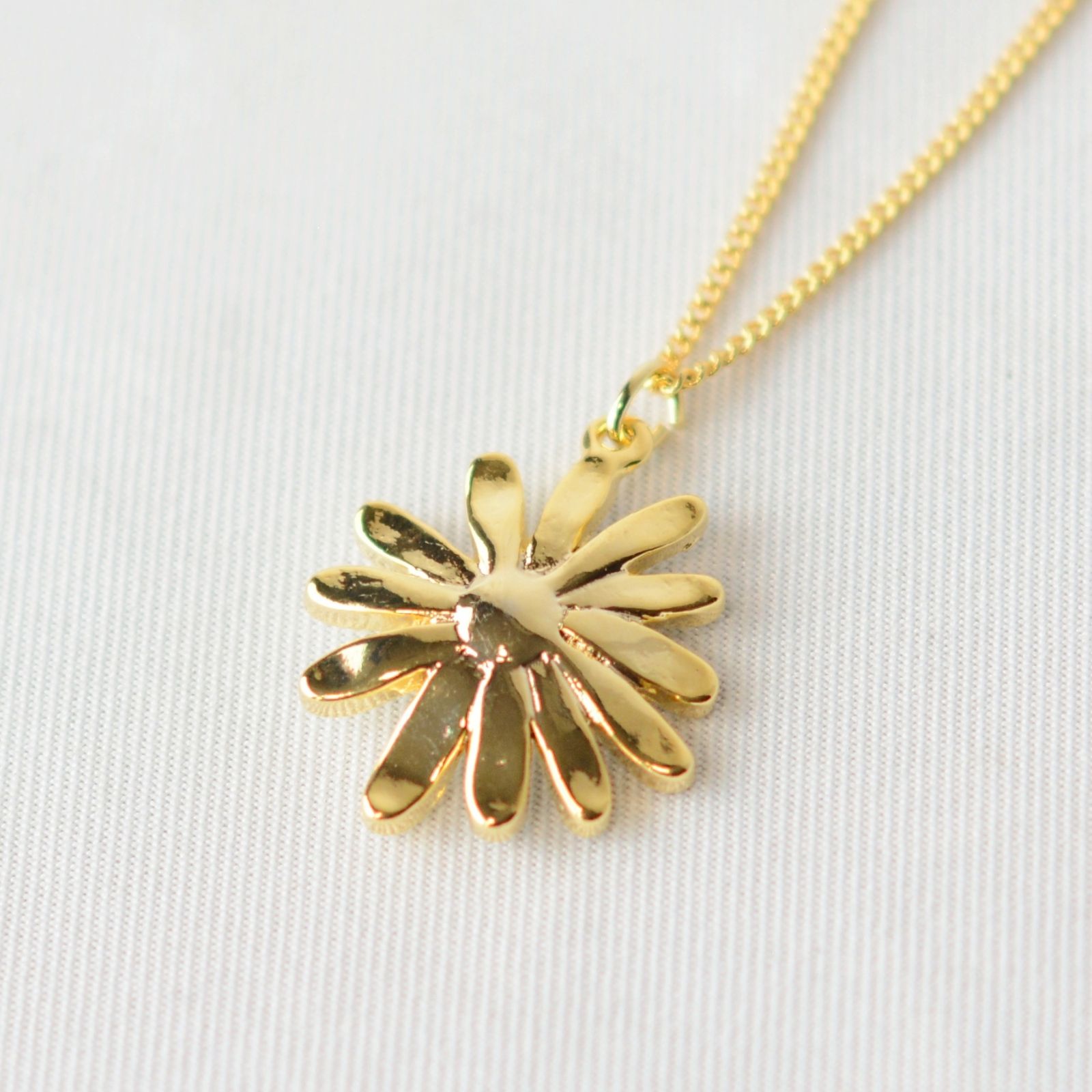 VINTAGE DAISY NECKLACE (GOLD)