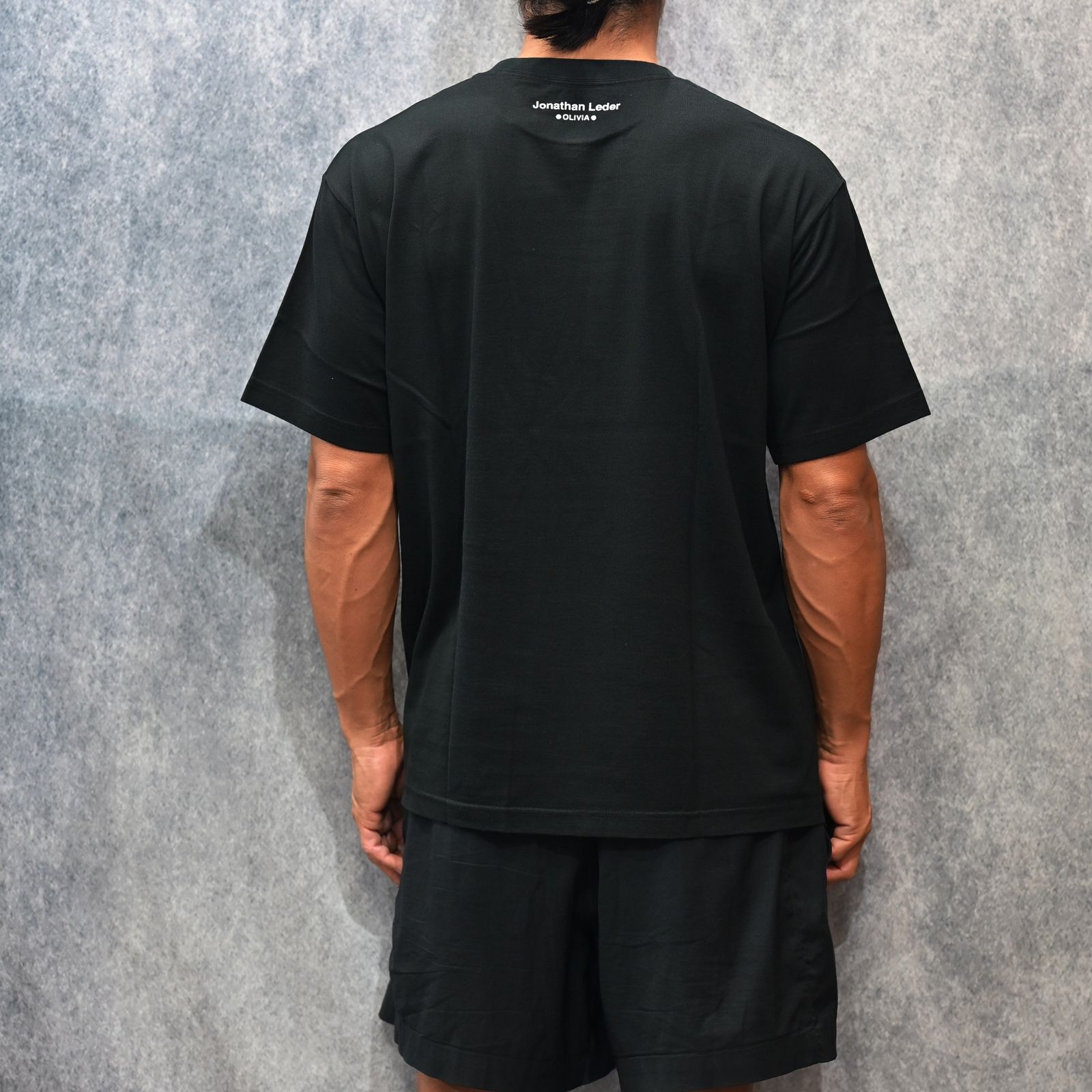 Jonathan Leder × Stie-lo "OLIVIA" Crewneck T-SH （BLACK） / プリントTシャツ （ブラック） 25MND-STL004