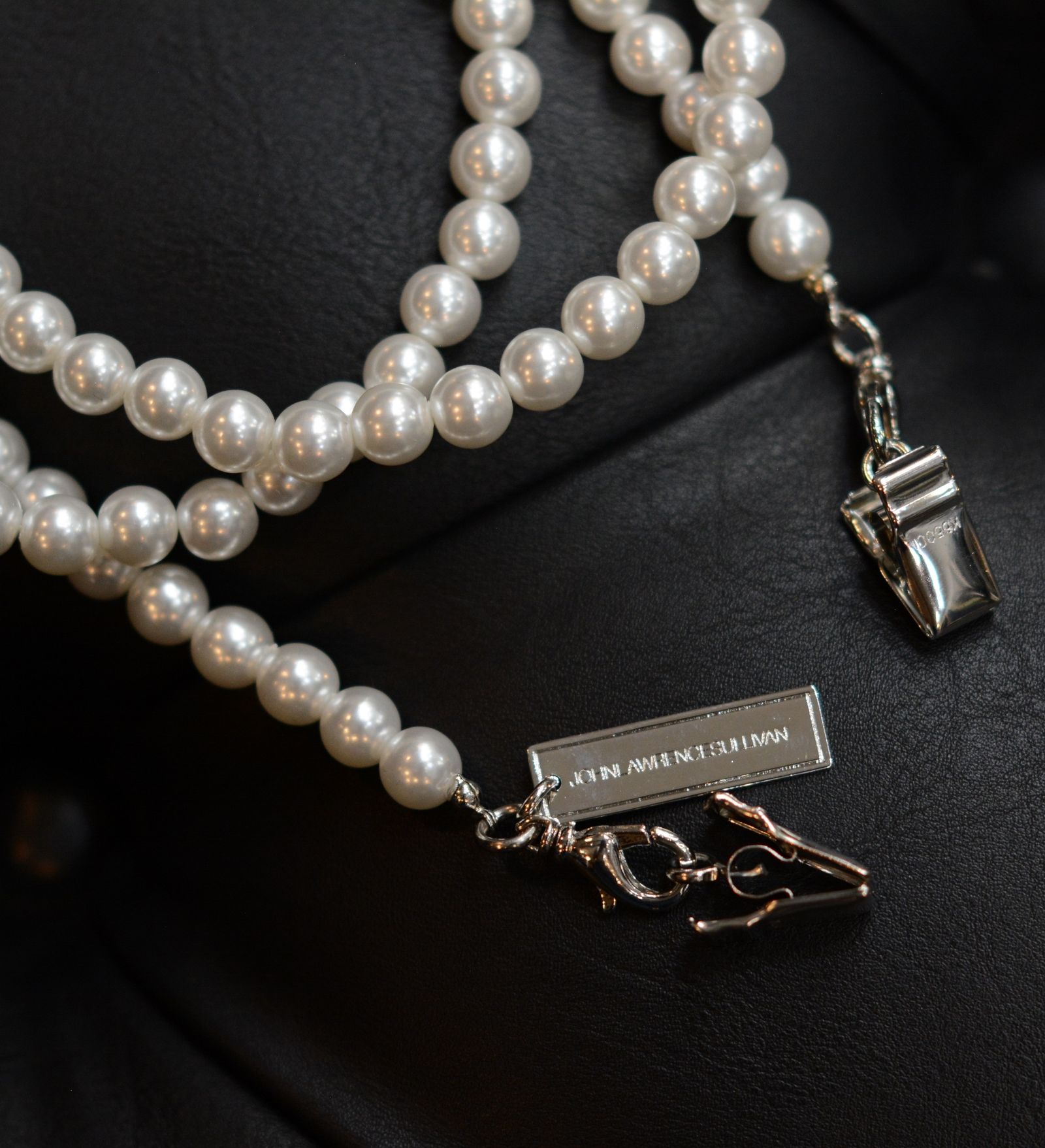 PEARL MASK HOLDER"