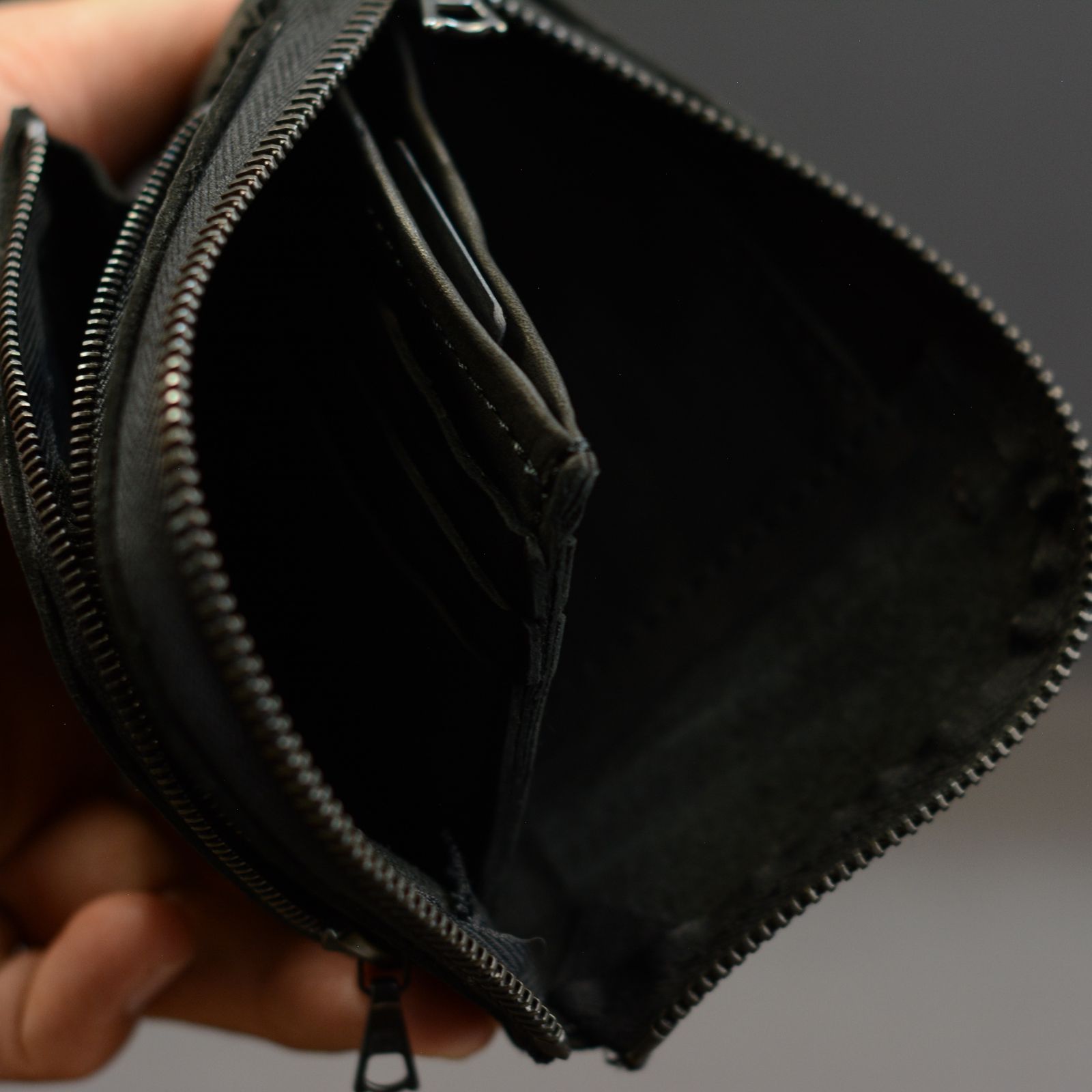 ダブルショルダーレザー 製品染め ZIP ウォレット （BLACK）