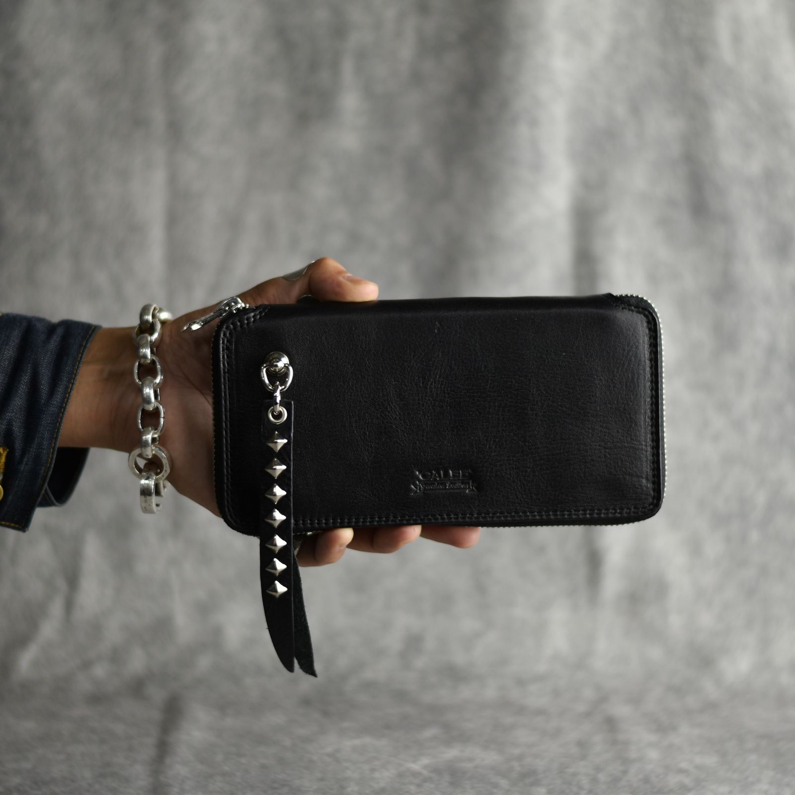 PLANE LEATHER ROUND TYPE ZIP LONG WALLET ＜STUDS CHARM＞ (BLACK) / ラウンドジップ 長財布 <スタッズチャーム>