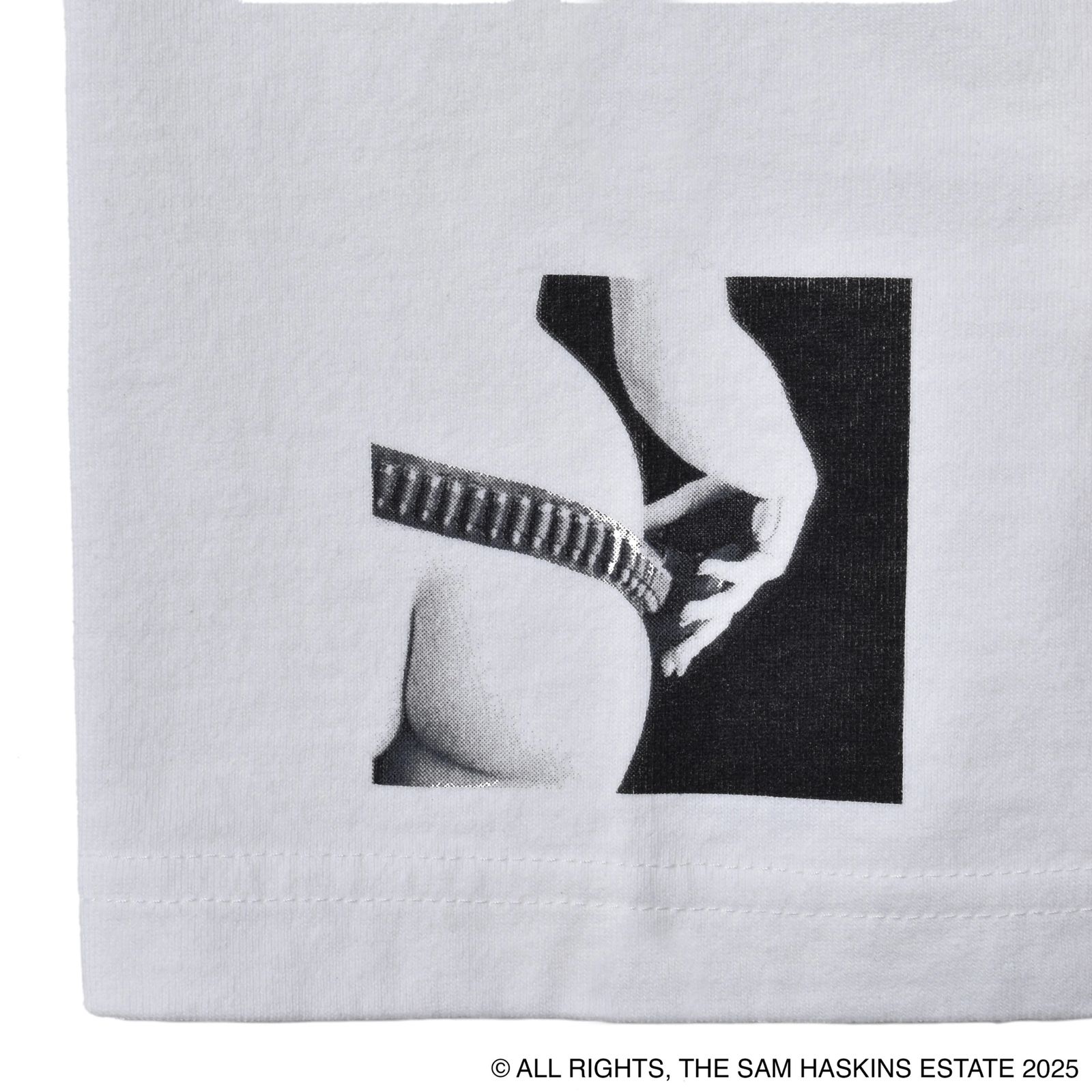 Sam Haskins × Stie-lo “kate” Tee （WHT）｜サム・ハスキンス×スティーロ ケイト プリントTシャツ｜25MND-STL005