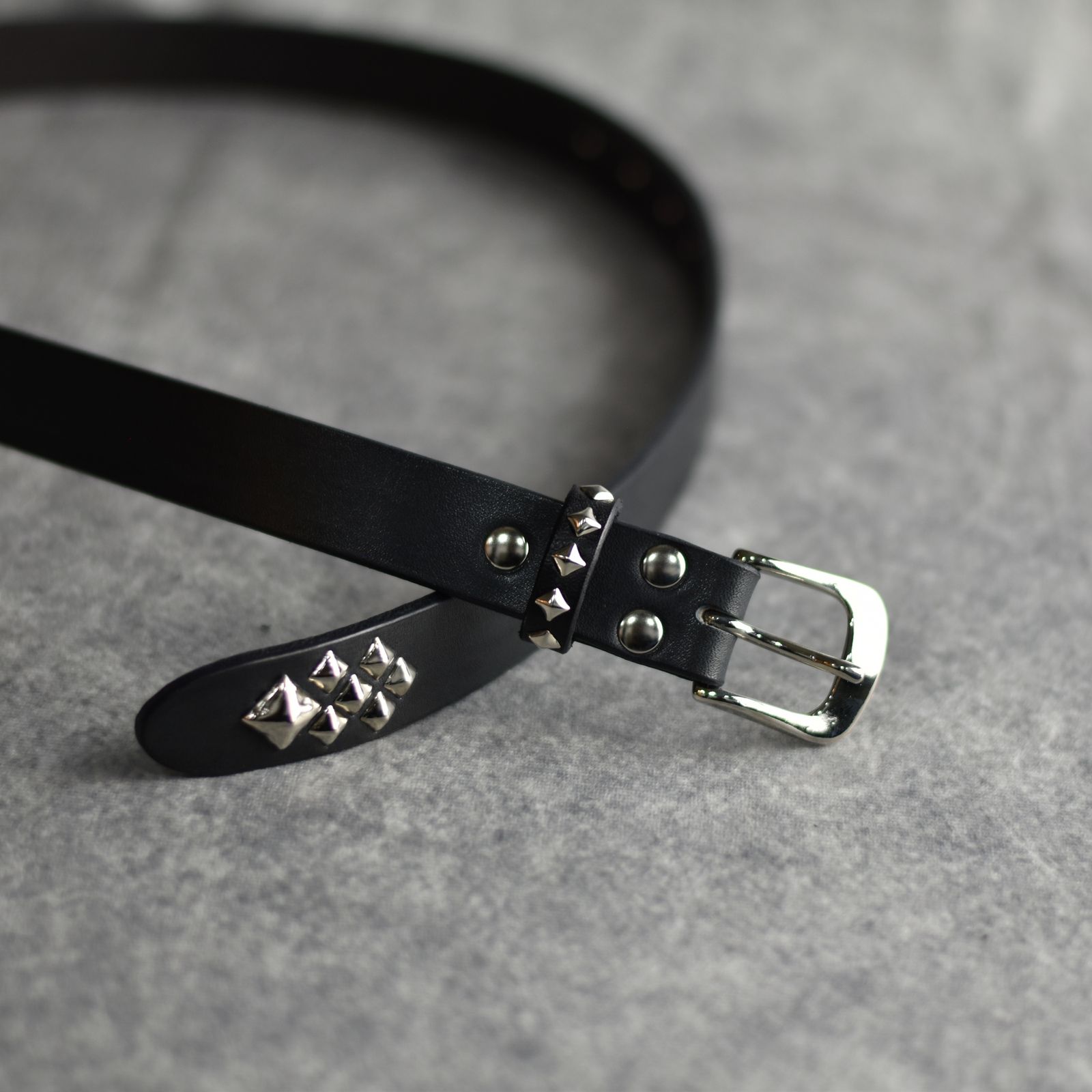 CALEE - STUDS LEATHER NARROW BELT (BLACK) / スタッズ レザー ナローベルト | chord online  store