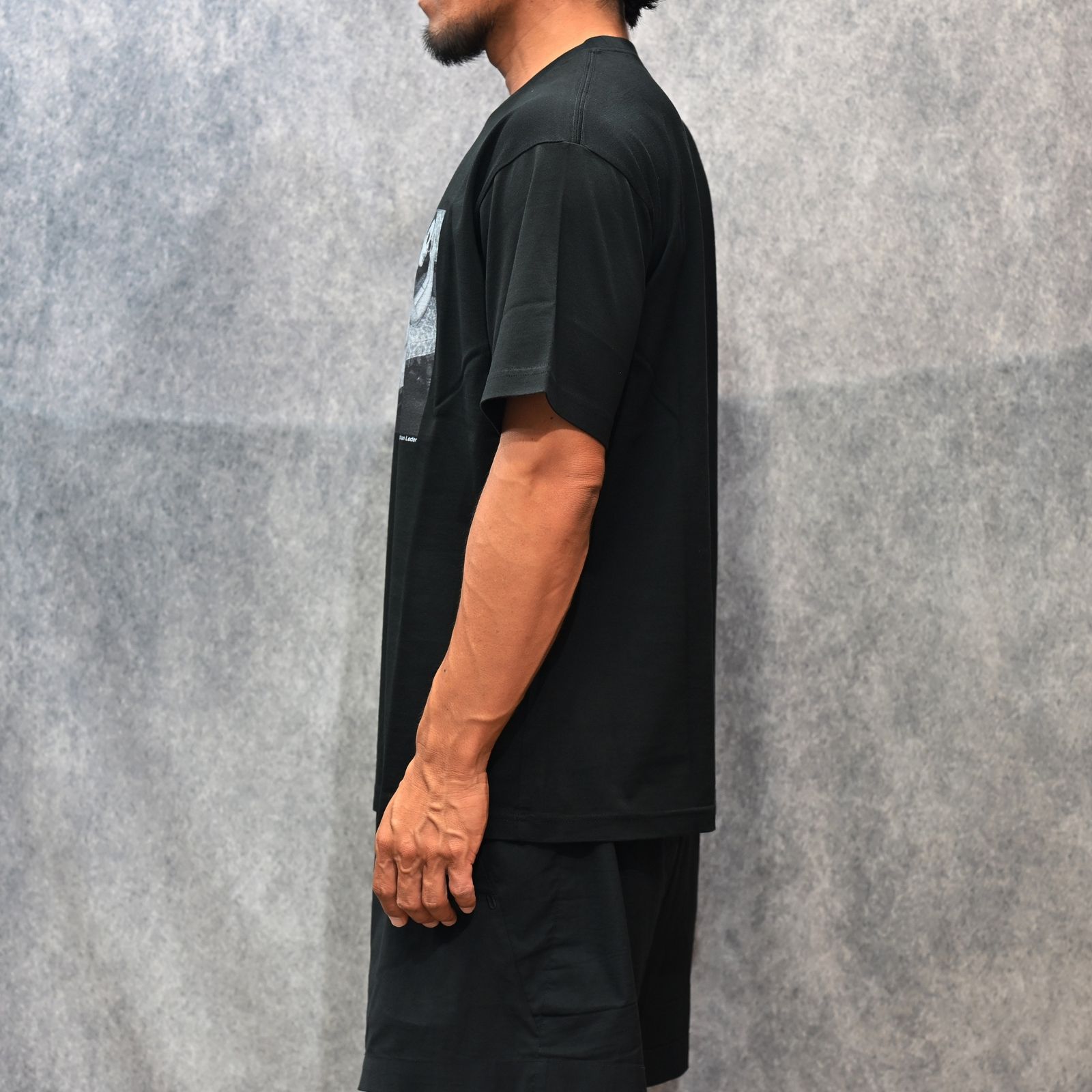 Jonathan Leder × Stie-lo "OLIVIA" Crewneck T-SH （BLACK） / プリントTシャツ （ブラック） 25MND-STL004