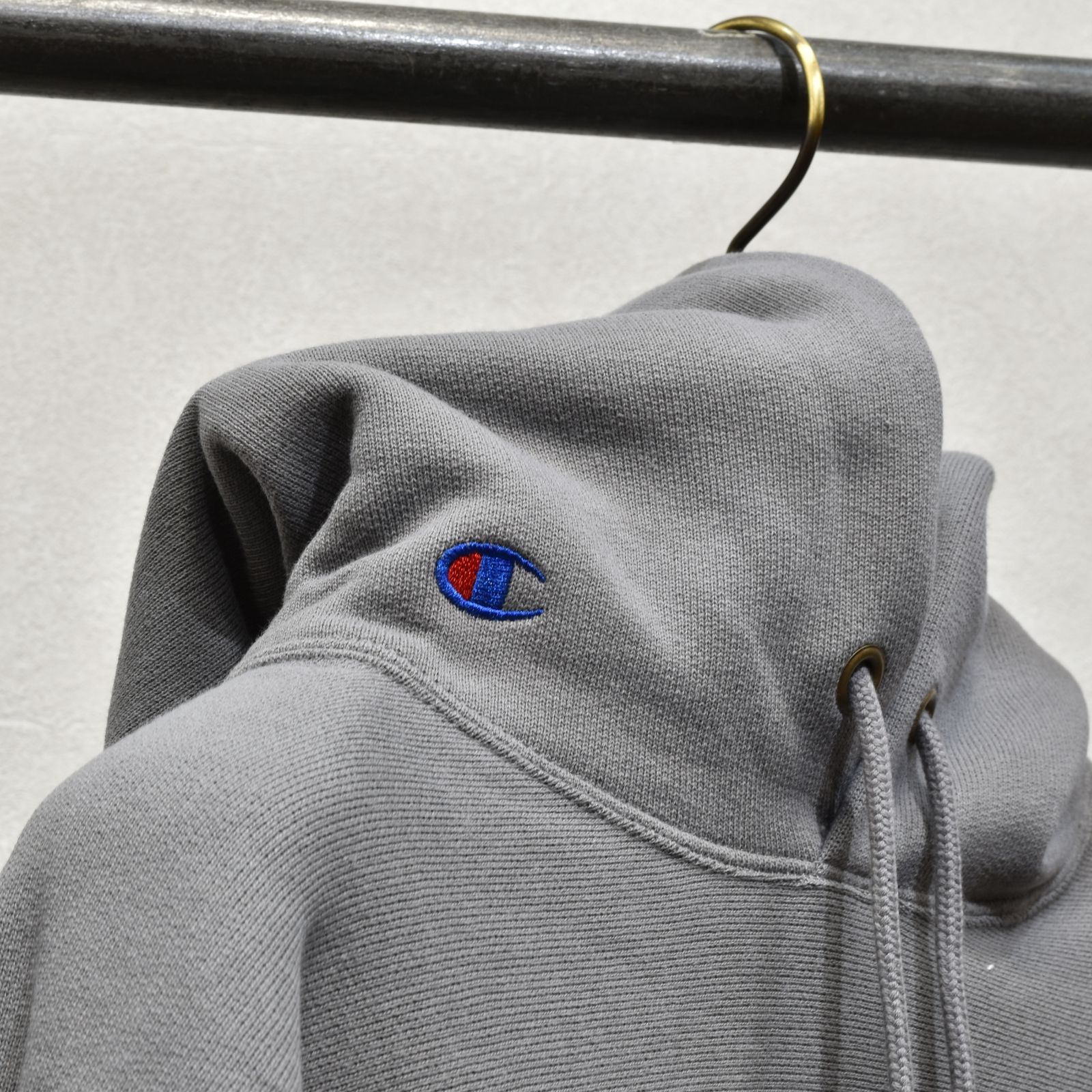 × Champion HOODED SWEATSHIRT （CHARCOAL） / フーデッド スウェットシャツ