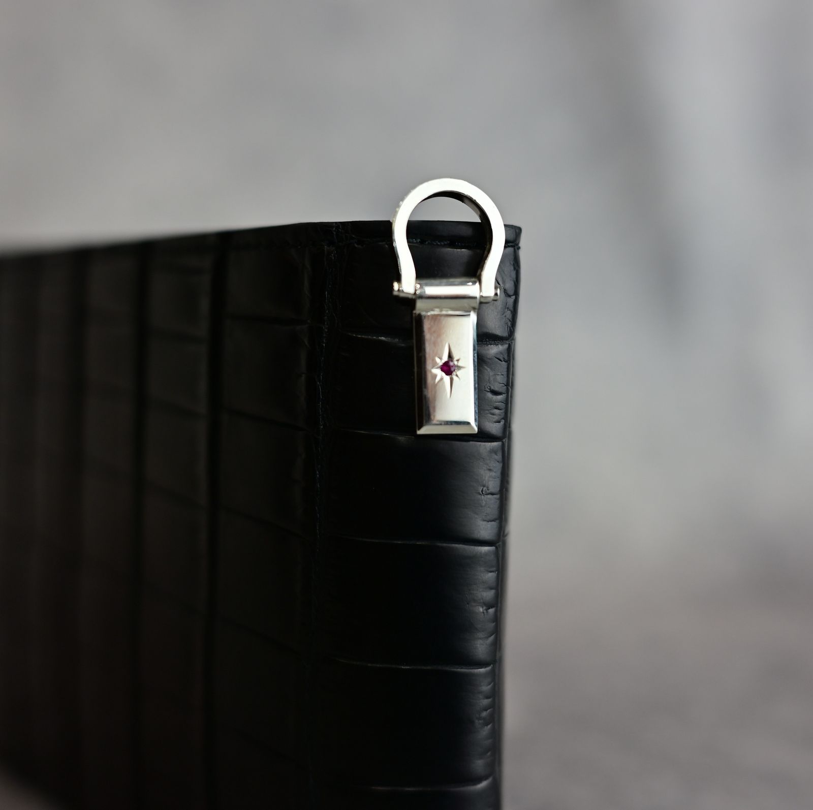 オイルクロコ+イタリアンバケッタ 二つ折り財布 （BLACK / ブラック） 383-01