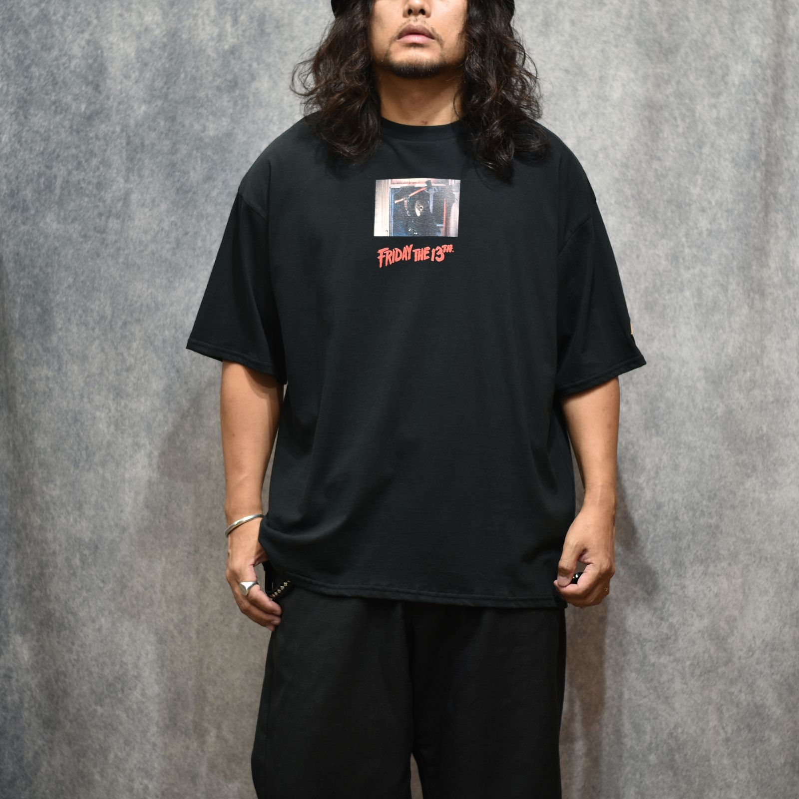 x FRIDAY THE 13TH MOVIE SCENE T-SHIRT (BK)｜13日の金曜日 半袖Tシャツ｜PD26MC04