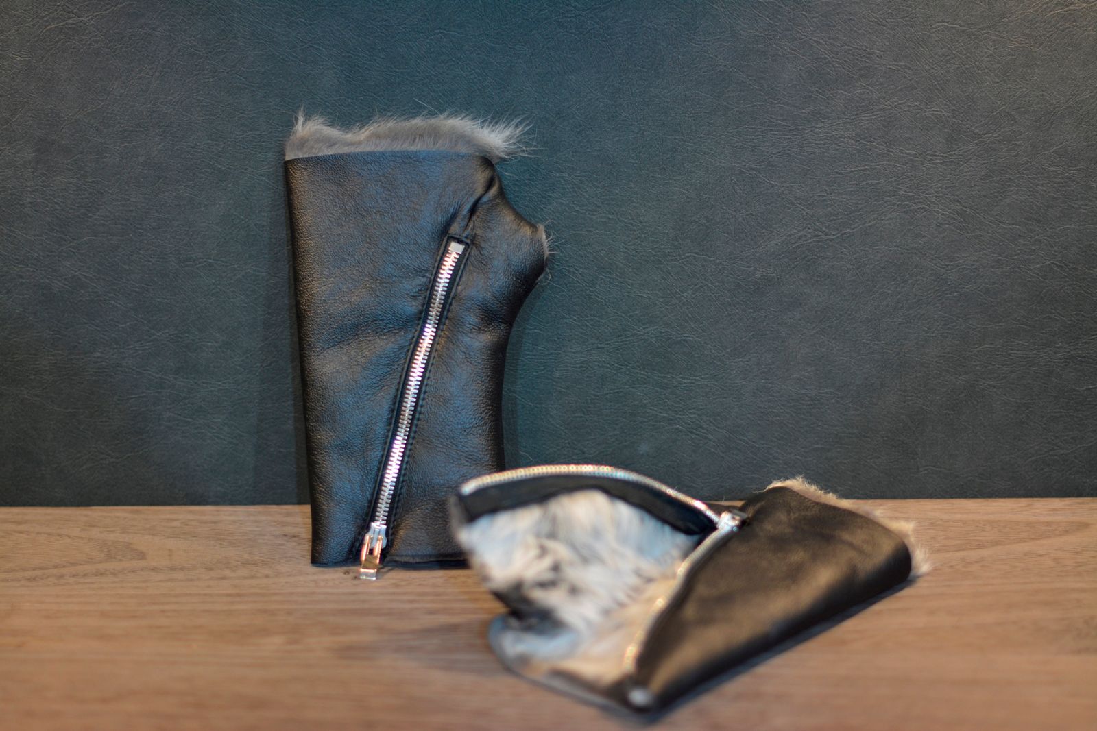 "SHEEP SHEARLING GLOVE SPAIRAL ZIP