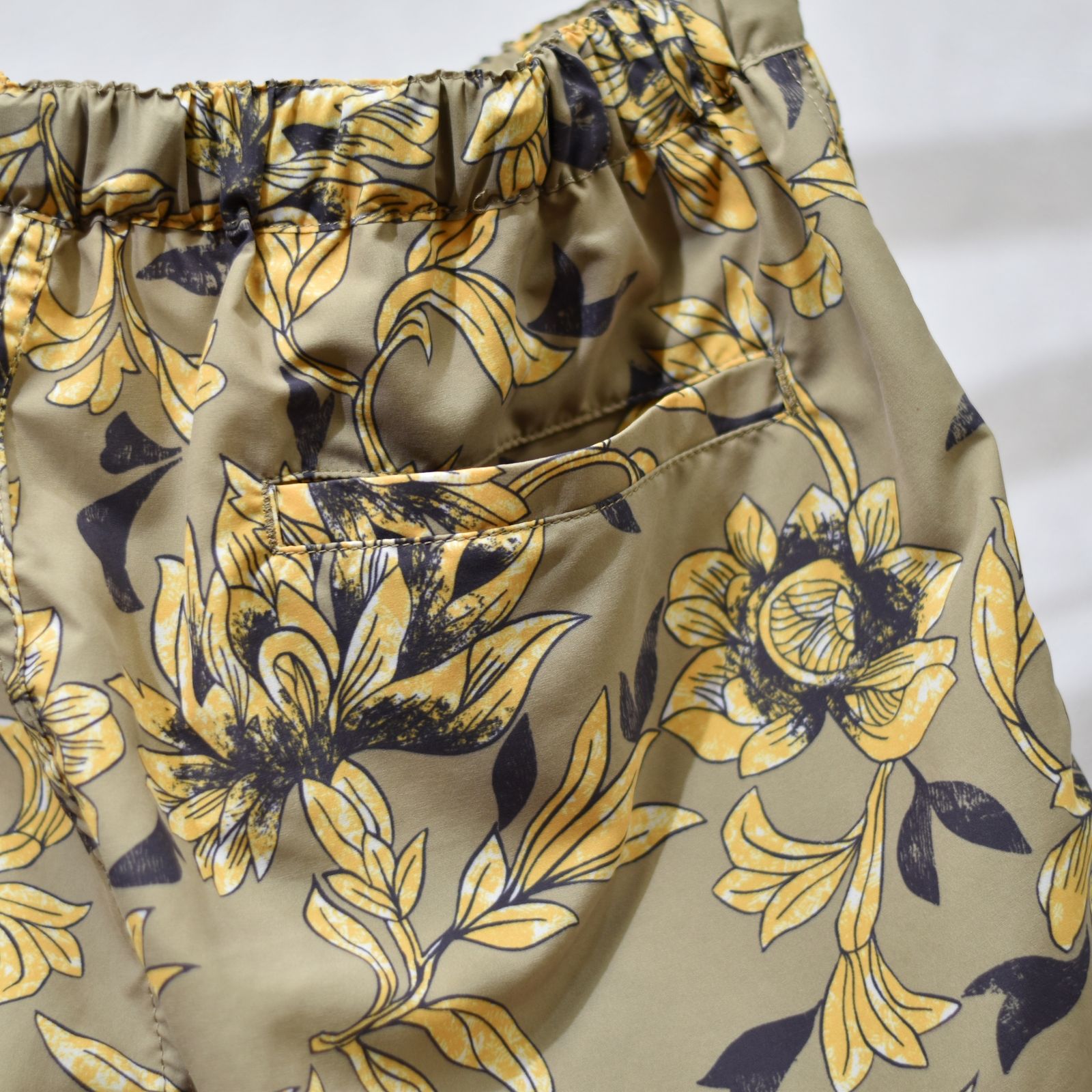 ALLOVER FLOWER PATTERN EASY SHORTS (KHAKI OLIVE)