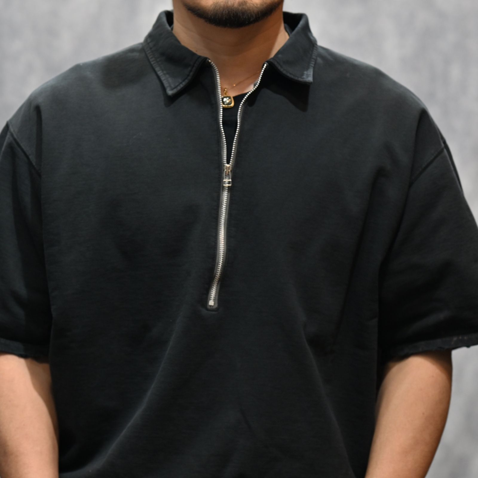 FRONT HALF ZIP SWEAT SHIRTS (BLACK / ブラック)  ハーフジップ スウェット ポロシャツ｜2601007