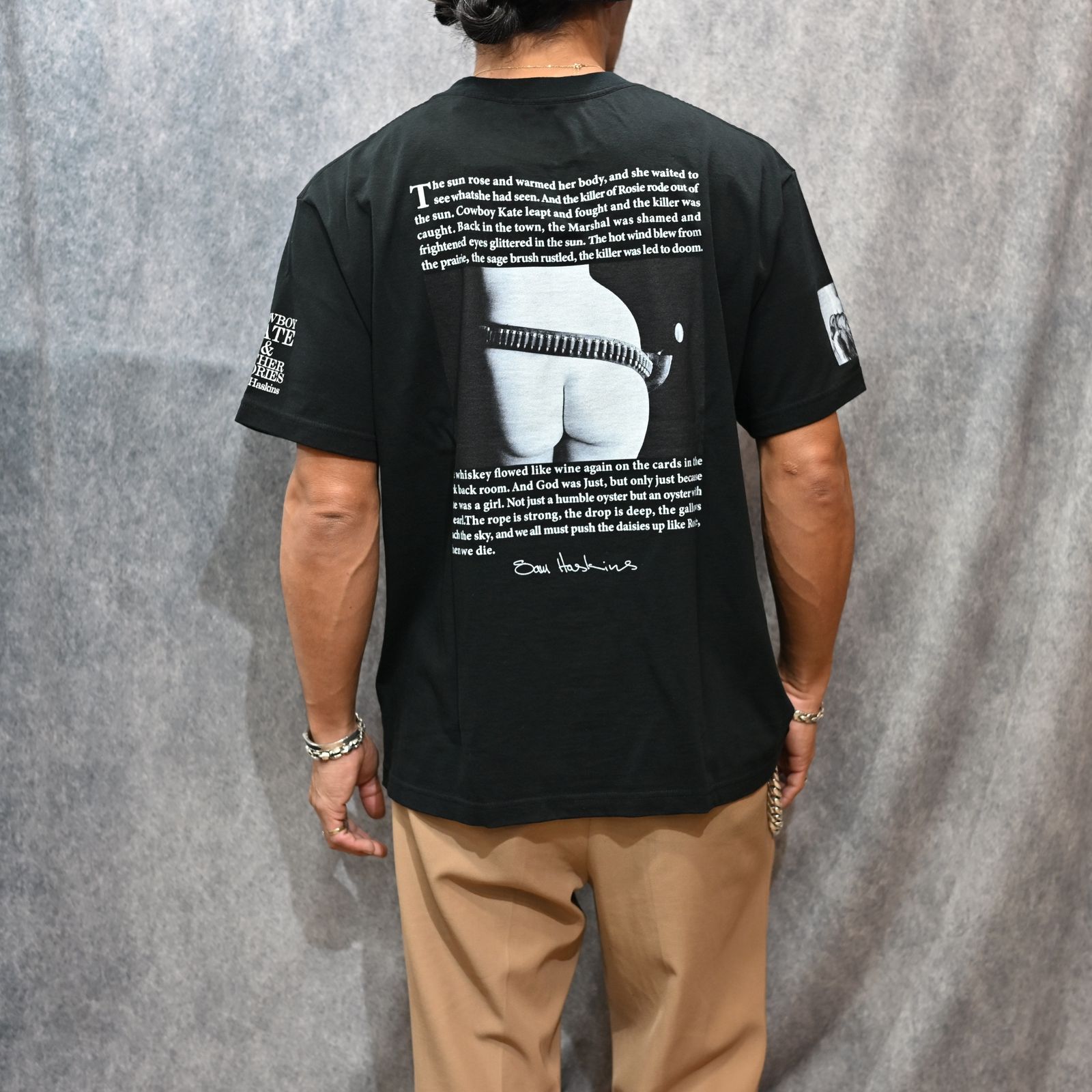 Sam Haskins×Stie-lo “holster Tee （BLK）｜サム・ハスキンス×スティーロ ホルスター プリントTシャツ｜25MND-STL006