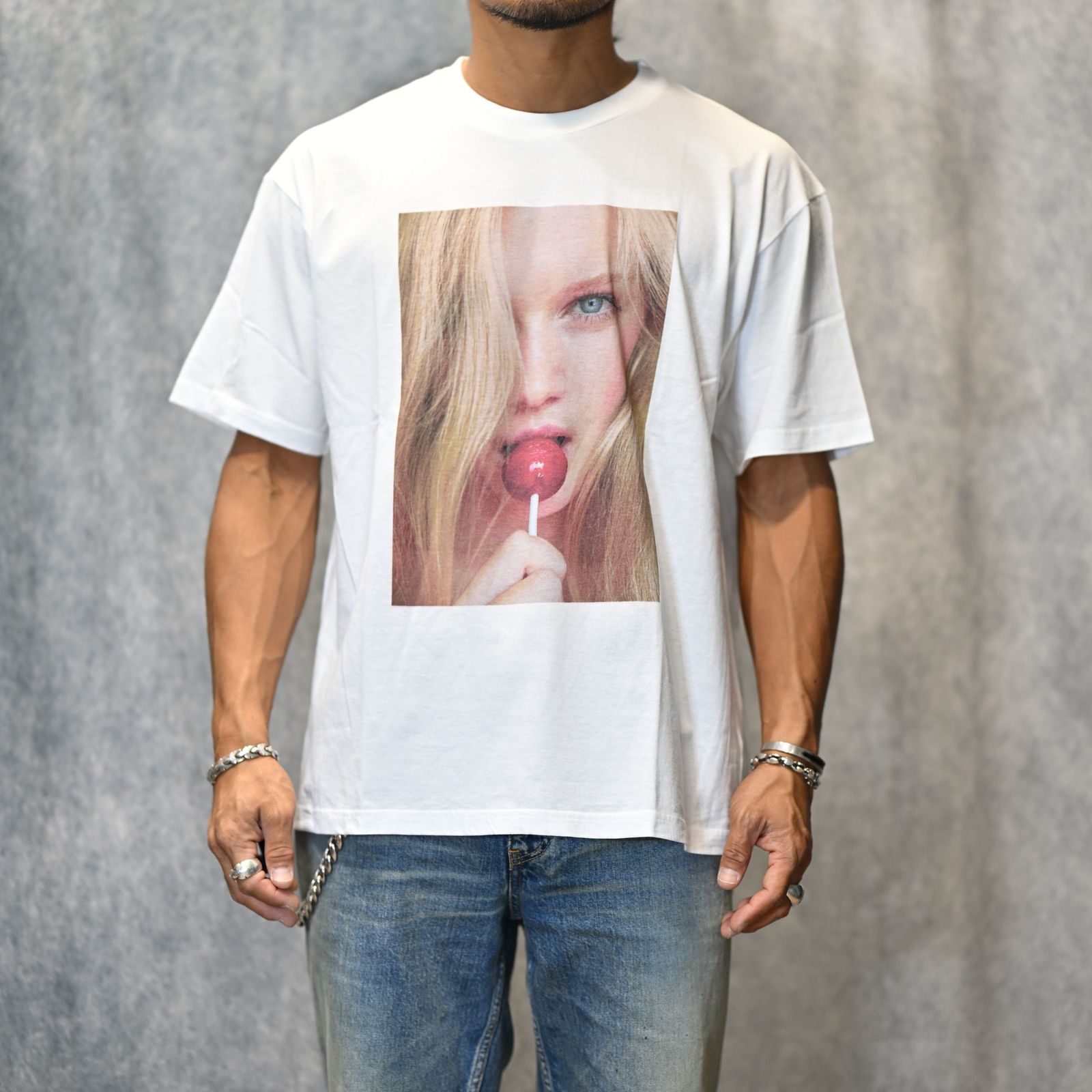MIKE DOWSON “Naked Fashion Girls”×Stie-lo “Lollipop” Crewneck T-SH （WHITE） / プリントTシャツ （ホワイト） 25MND-STL002