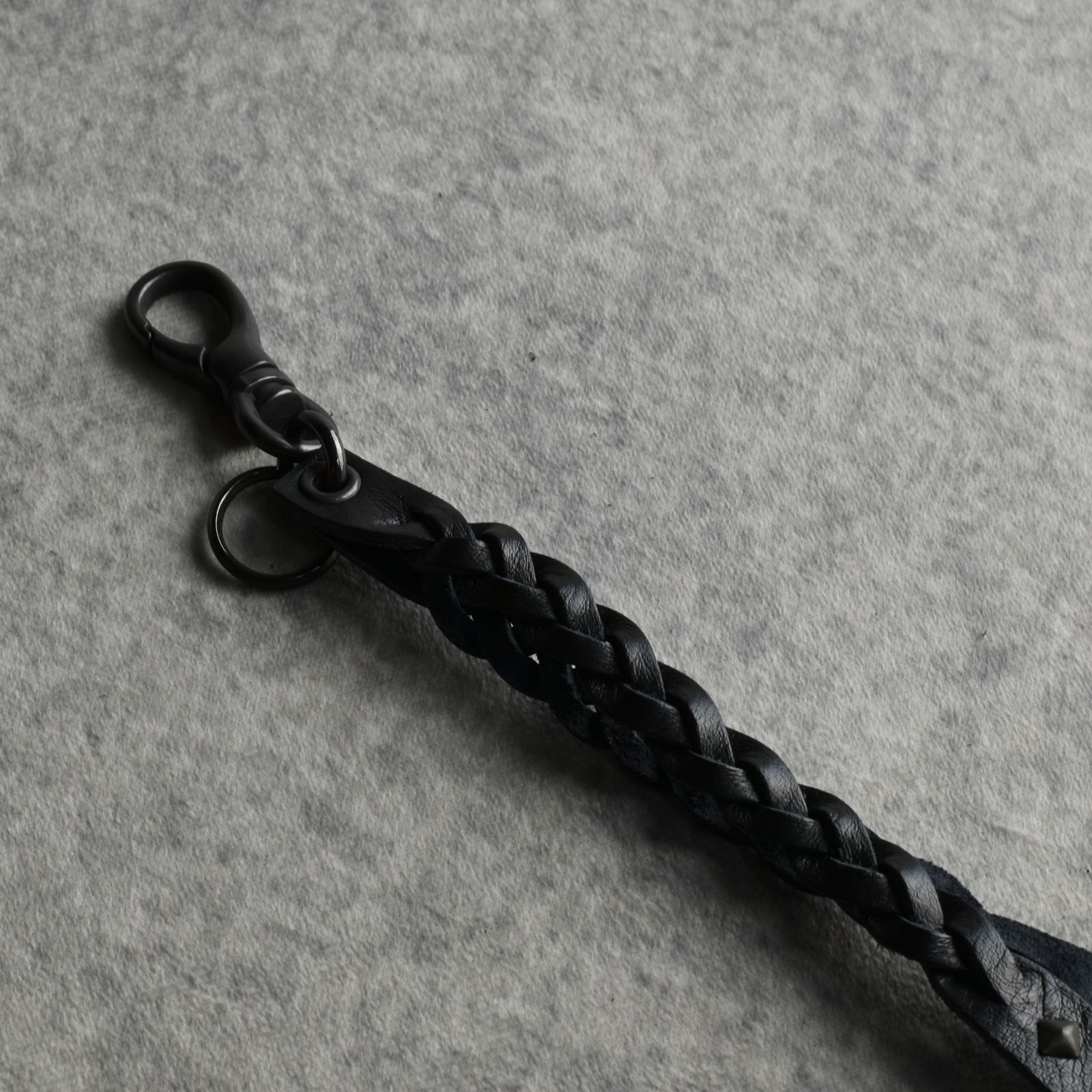 STUDS & KNITTING LEATHER LONG KEY RING ＜TYPE A＞ (BLACK/BLACK) / スタッズレザー 編み込みレザー ロングタイプ キーリング キーホルダー