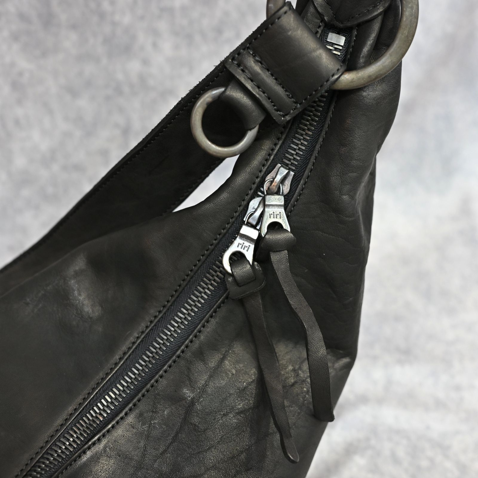 ダブルショルダー バナナバッグ （BLACK）｜92-10