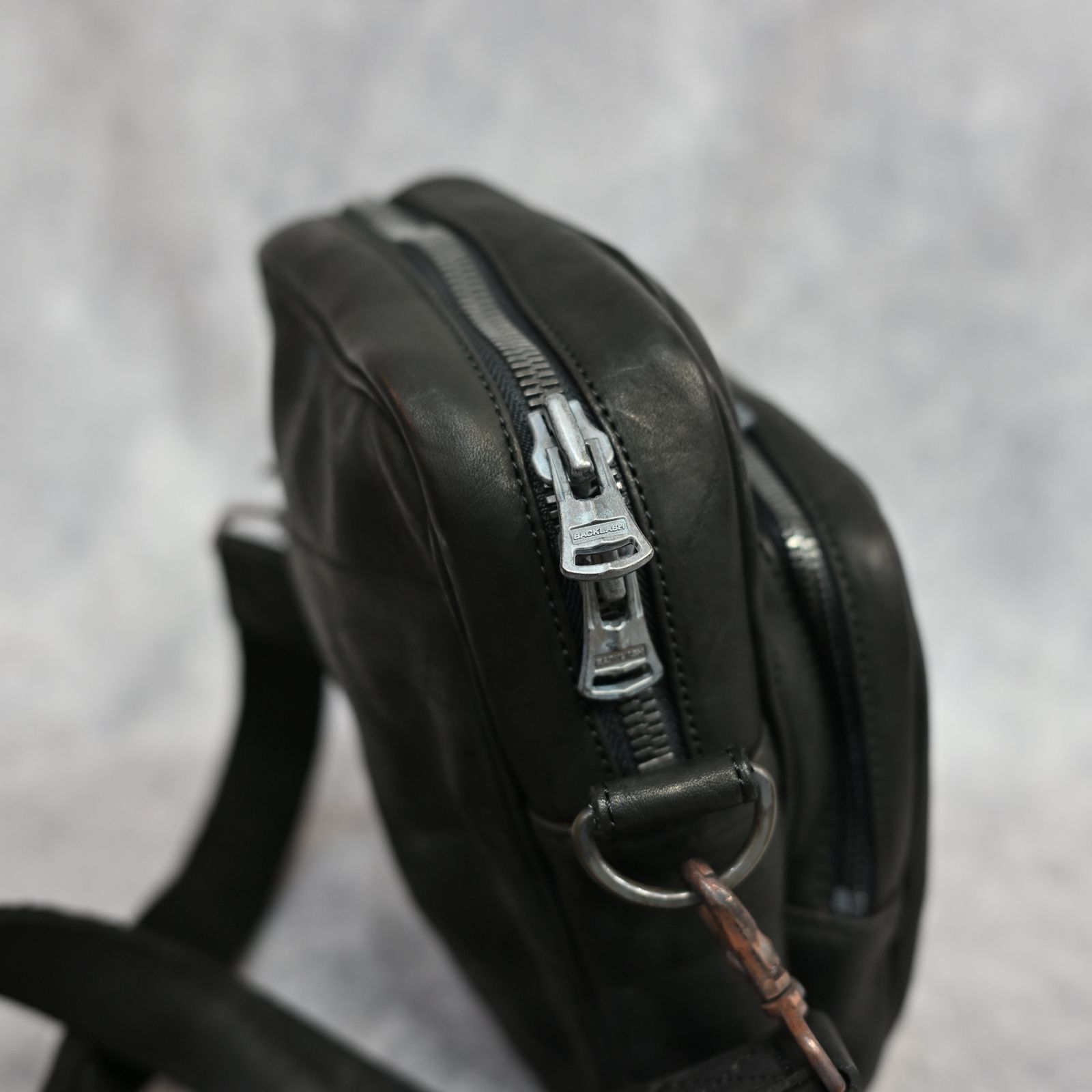 ダブルショルダー製品染め W ZIP ショルダーバッグ （BLACK）｜92-32