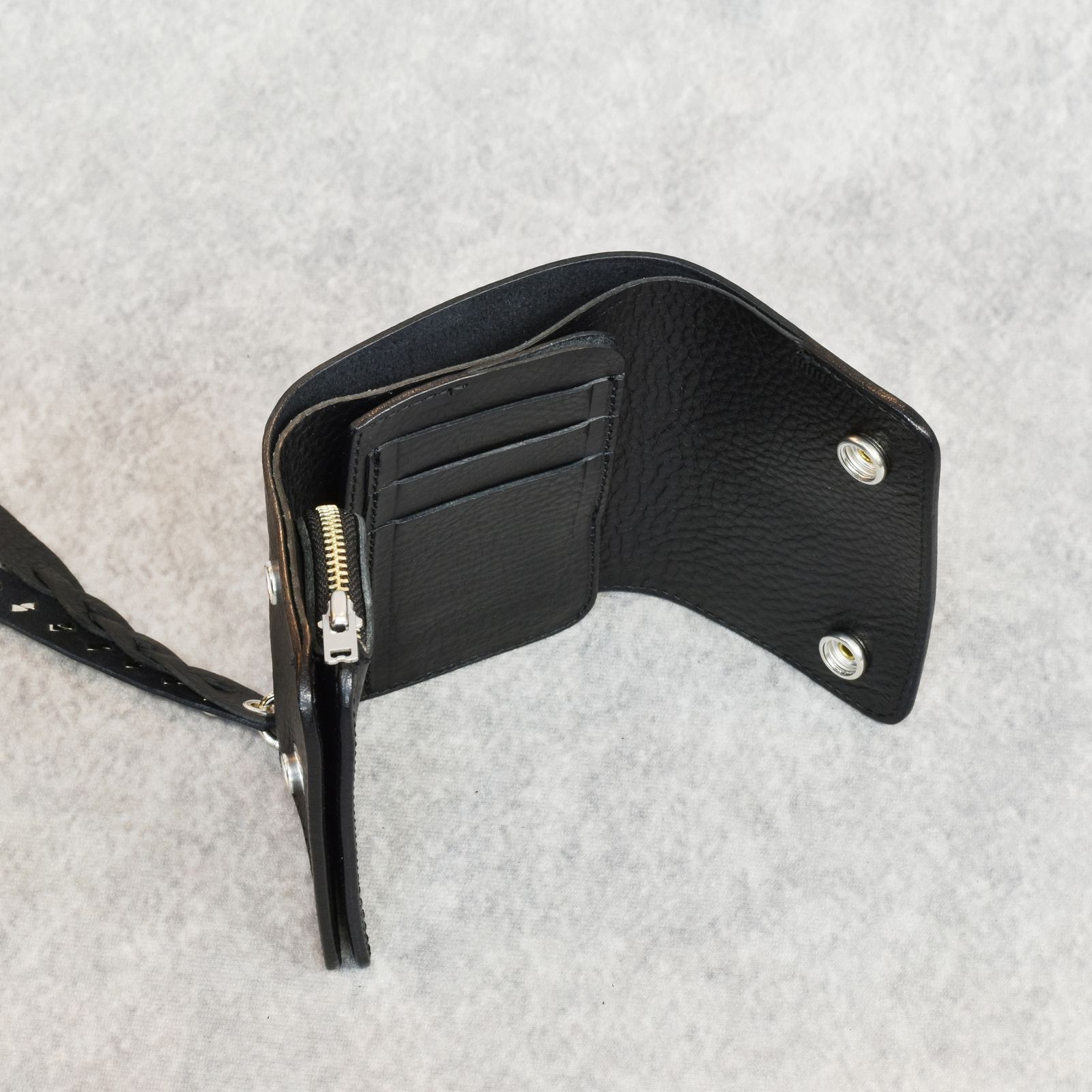 PLANE LEATHER FLAP HALF WALLET ＜STUDS CHARM＞ (BLACK)｜プレーン レザー フラップ ハーフウォレット 3つ折り財布 ＜スタッズチャーム＞｜CL-25AW017LE