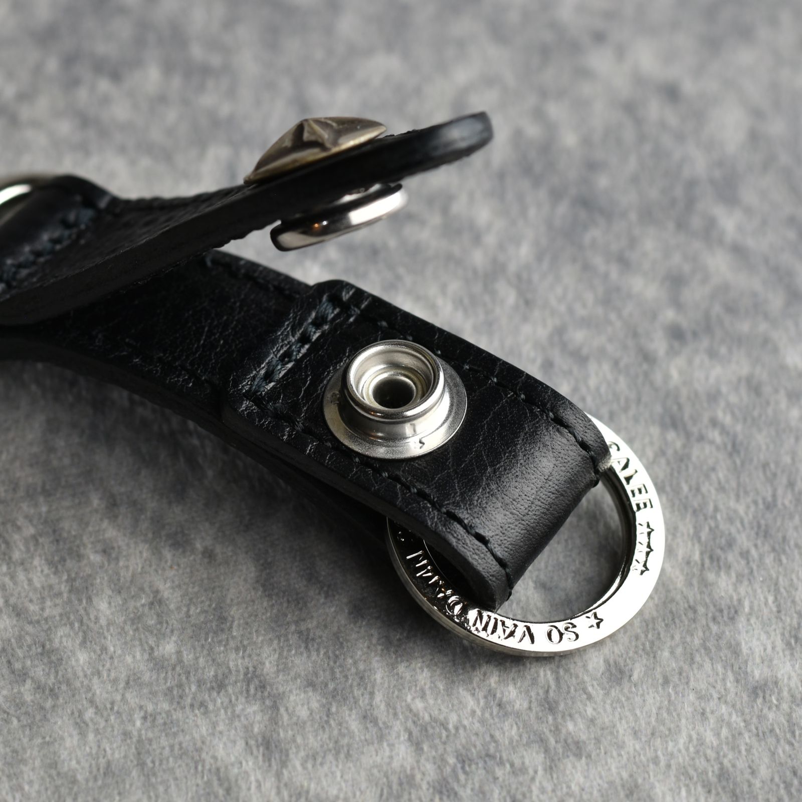 CALEE - SILVER STAR CONCHO LEATHER KEY RING (BLACK) / スター