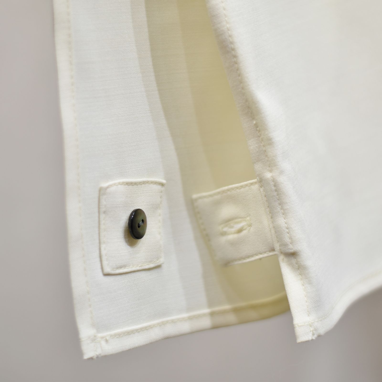 stand neck crevice shirt (WHITE) / スタンドネック サイドスリット シャツ