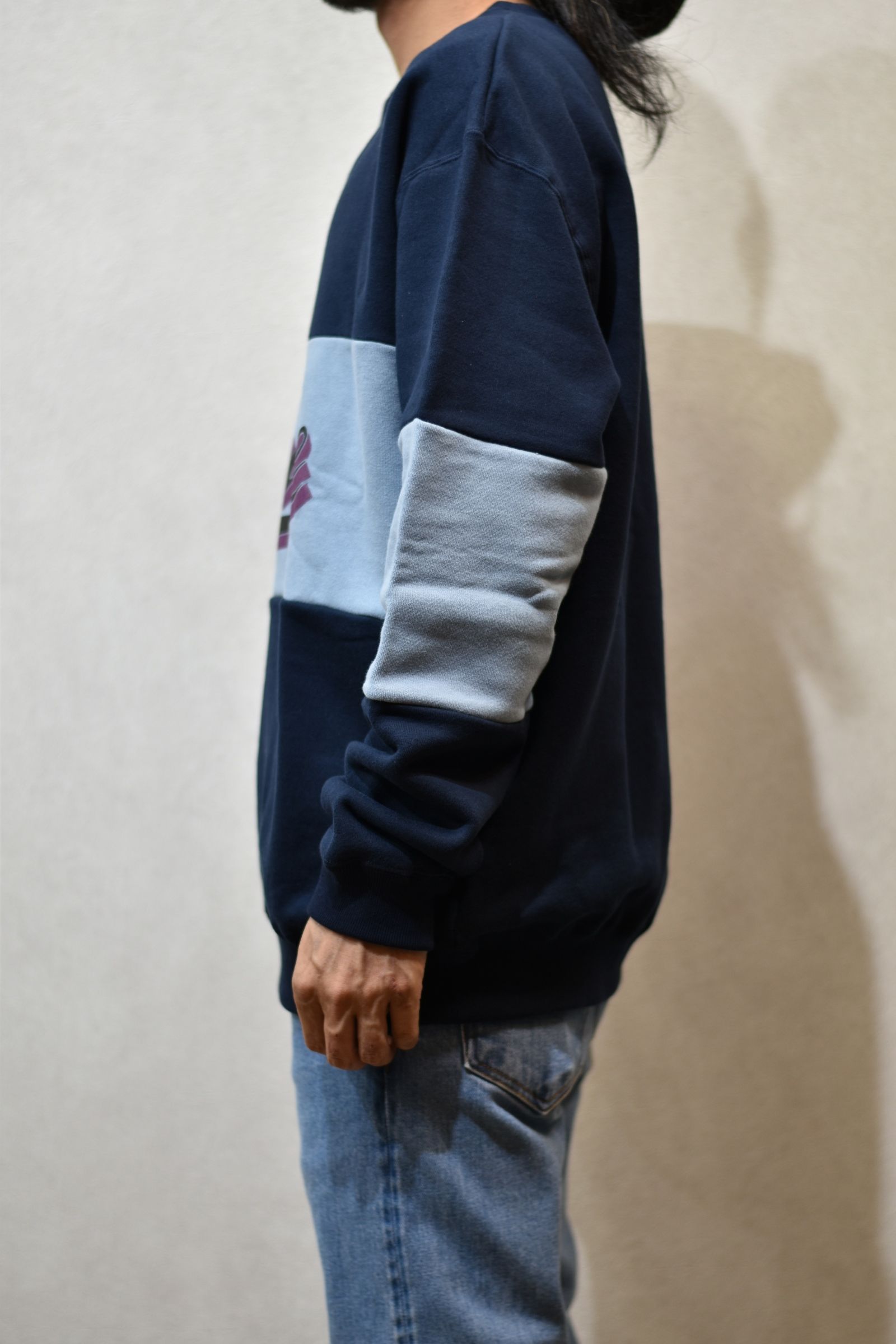 CALEE LOGO CONTRASTING FABRIC CREW NECK SWEAT (NAVY)