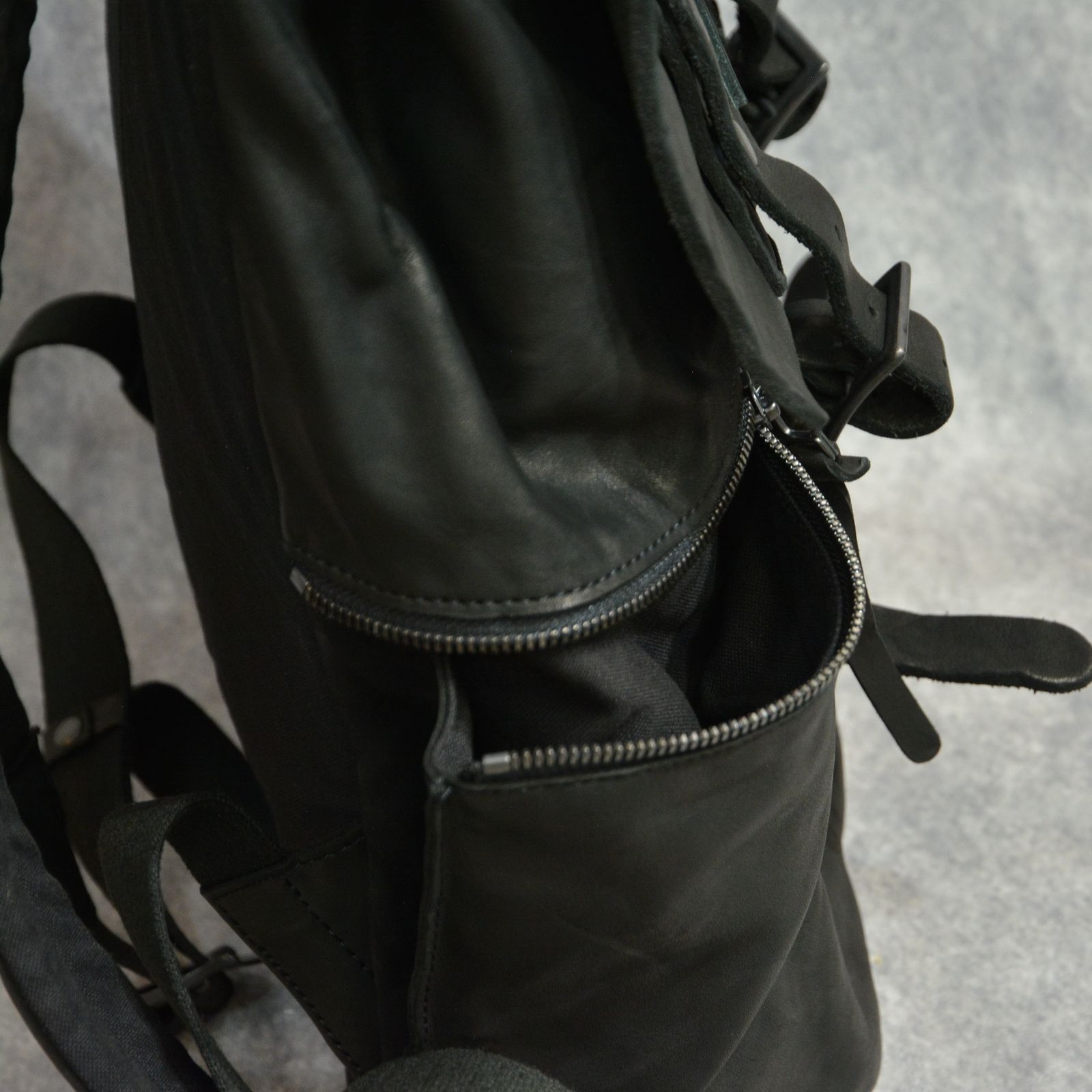 ジャパン ダブルショルダー フルタンニン製品染め ミリタリーバッグ （BLACK） 92-33