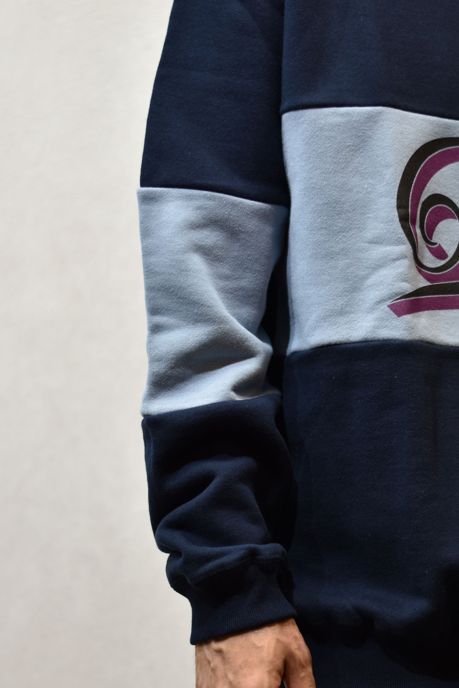 CALEE LOGO CONTRASTING FABRIC CREW NECK SWEAT (NAVY)