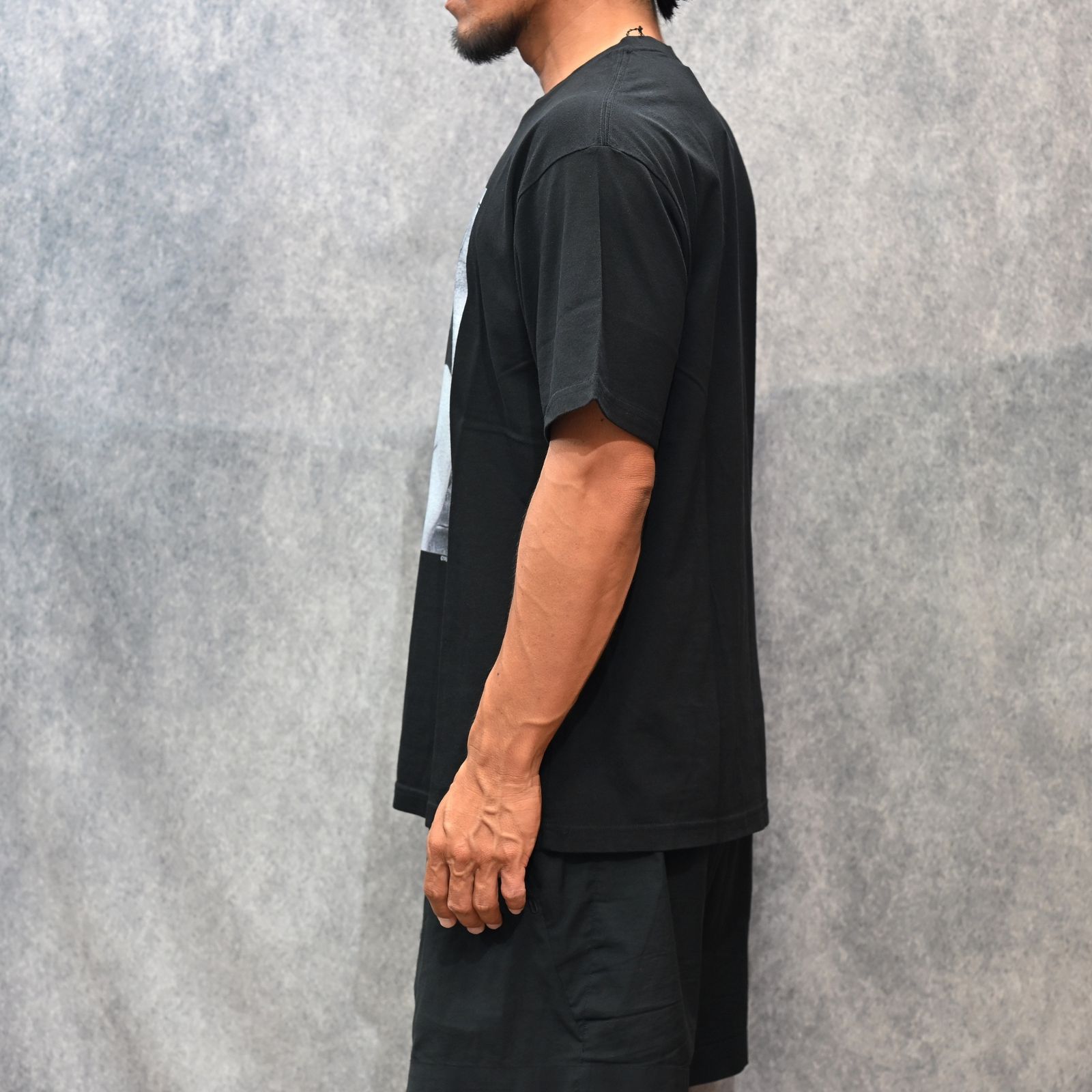 Stie-lo × Irina.L "Sideways figure" T-SH （BLACK） / プリントTシャツ （ブラック） 25MND-STL007