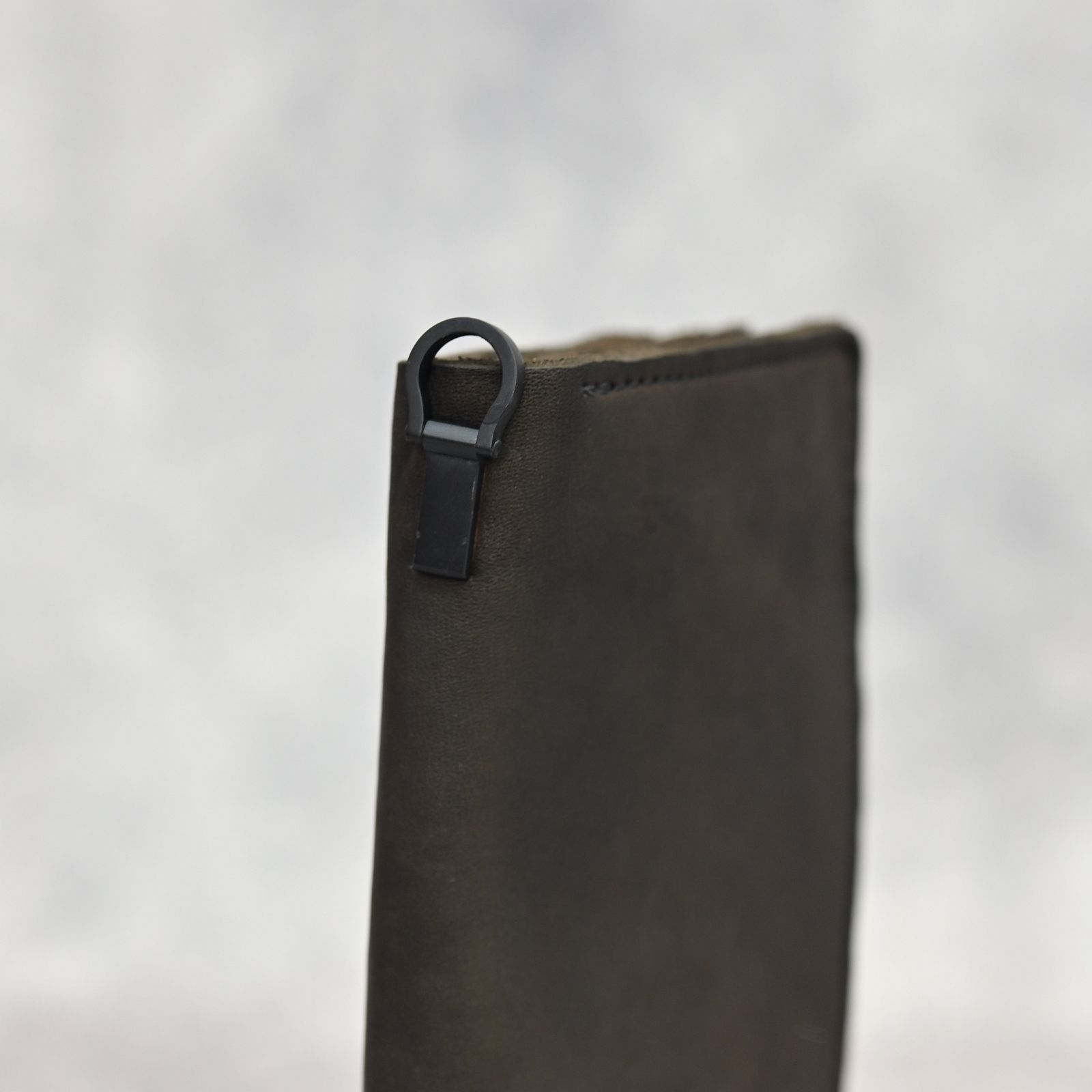 ジャパンショルダー製品染め スモールトラッカーウォレット （KHAKI）｜318-37