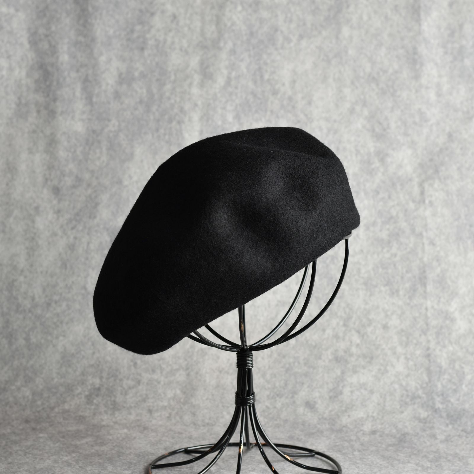 × THE H.W.DOG&CO. EMBROIDERY WOOL BERET (BLACK) / ザ エイチダブリュウ ドッグアンドコー ウール ベレー帽