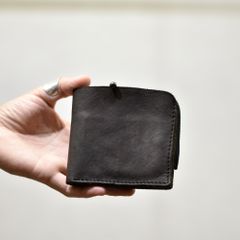 ダブルショルダー製品染め 二つ折りウォレット （KHAKI）