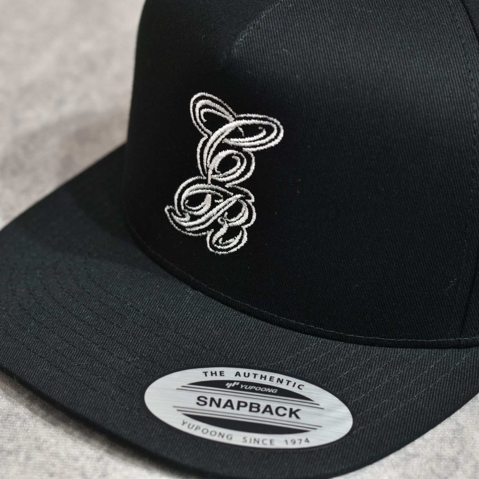 PINSTRIPE EMBROIDERY CAP (BLACK)｜ピンストライプ ロゴ刺繍 ベースボールキャップ｜CR-26SS010