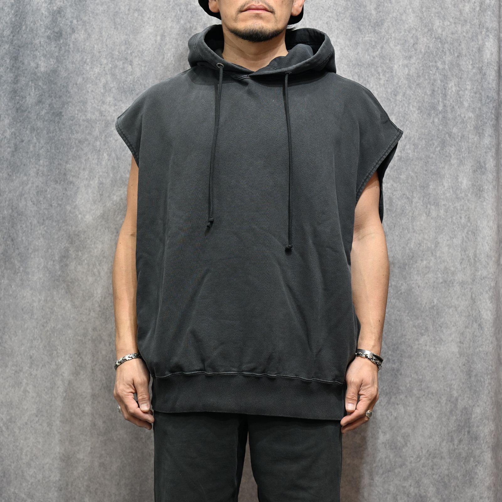 N.HOOLYWOOD × Champion｜REVERSIBLE HOODIE （CHARCOAL / チャコール）｜リバーシブル ノースリーブ パーカー｜C8-D109