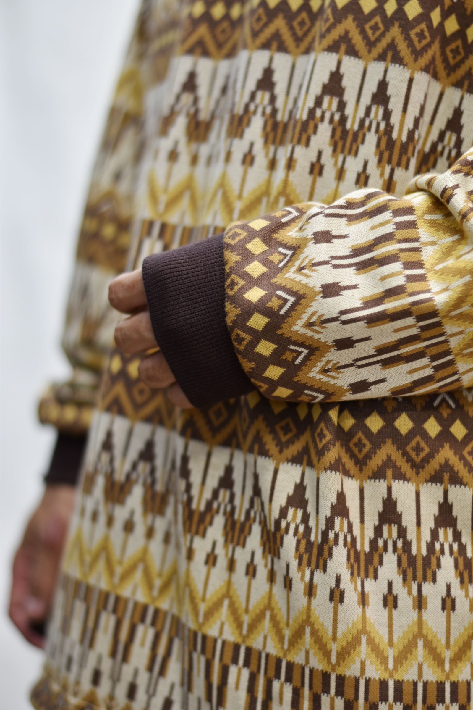 JACQUARD BORDER DROP SHOULDER L/S CUTSEW (BROWN)