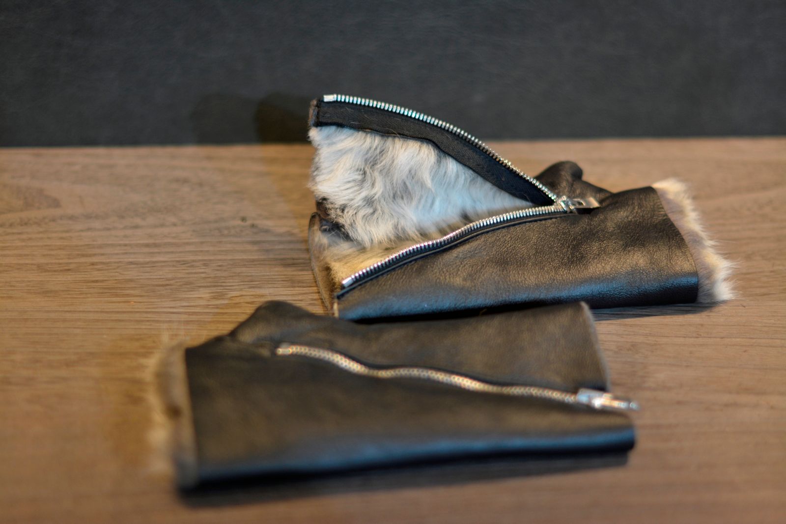 "SHEEP SHEARLING GLOVE SPAIRAL ZIP
