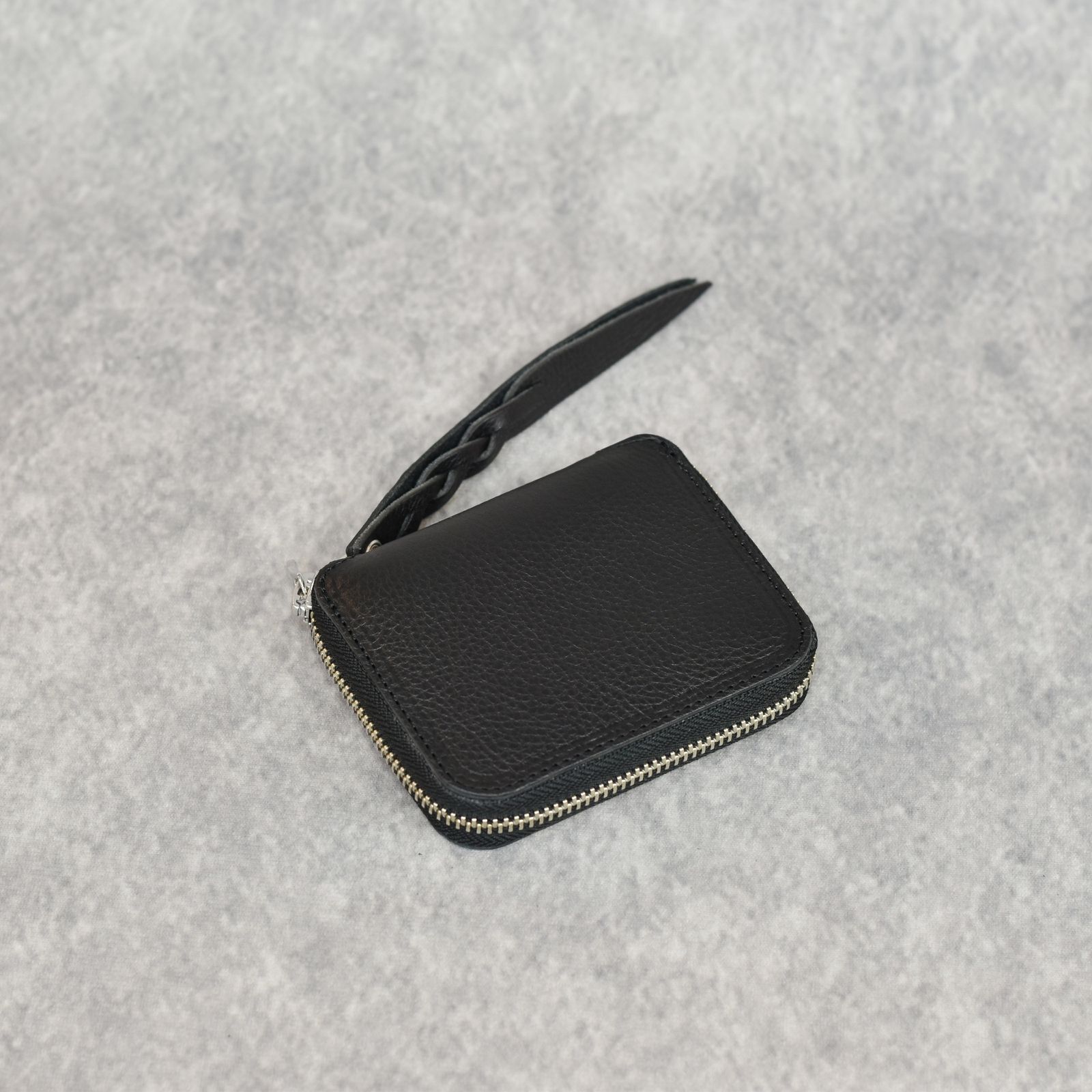 PLANE LEATHER ZIP MULTI WALLET ＜STUDS CHARM＞ (BLACK)｜プレーン レザー ラウンドジップ マルチウォレット 二つ折り財布 ＜スタッズチャーム＞｜CL-25AW019LE