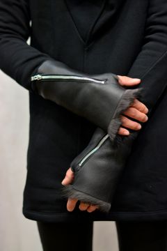 "SHEEP SHEARLING GLOVE SPAIRAL ZIP
