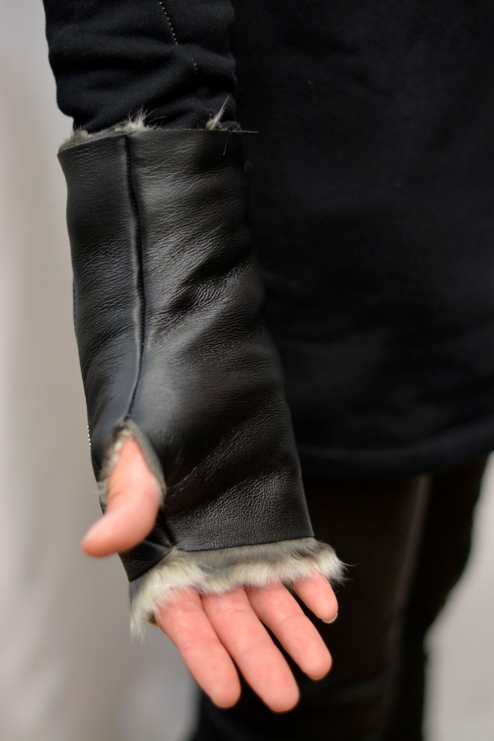 "SHEEP SHEARLING GLOVE SPAIRAL ZIP
