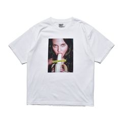 × STIE-lo  Mike Dowson Holding Tee （WHT / ホワイト）｜プリントTシャツ｜STLMD002