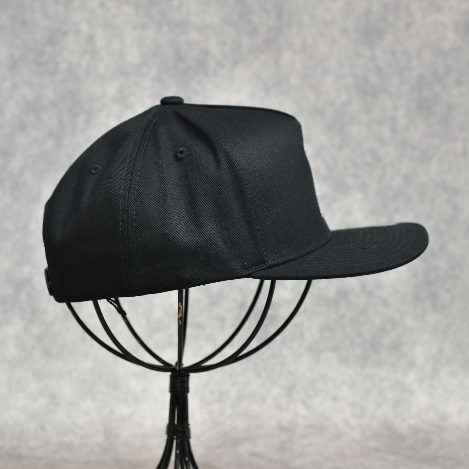 PINSTRIPE EMBROIDERY CAP (BLACK)｜ピンストライプ ロゴ刺繍 ベースボールキャップ｜CR-26SS010