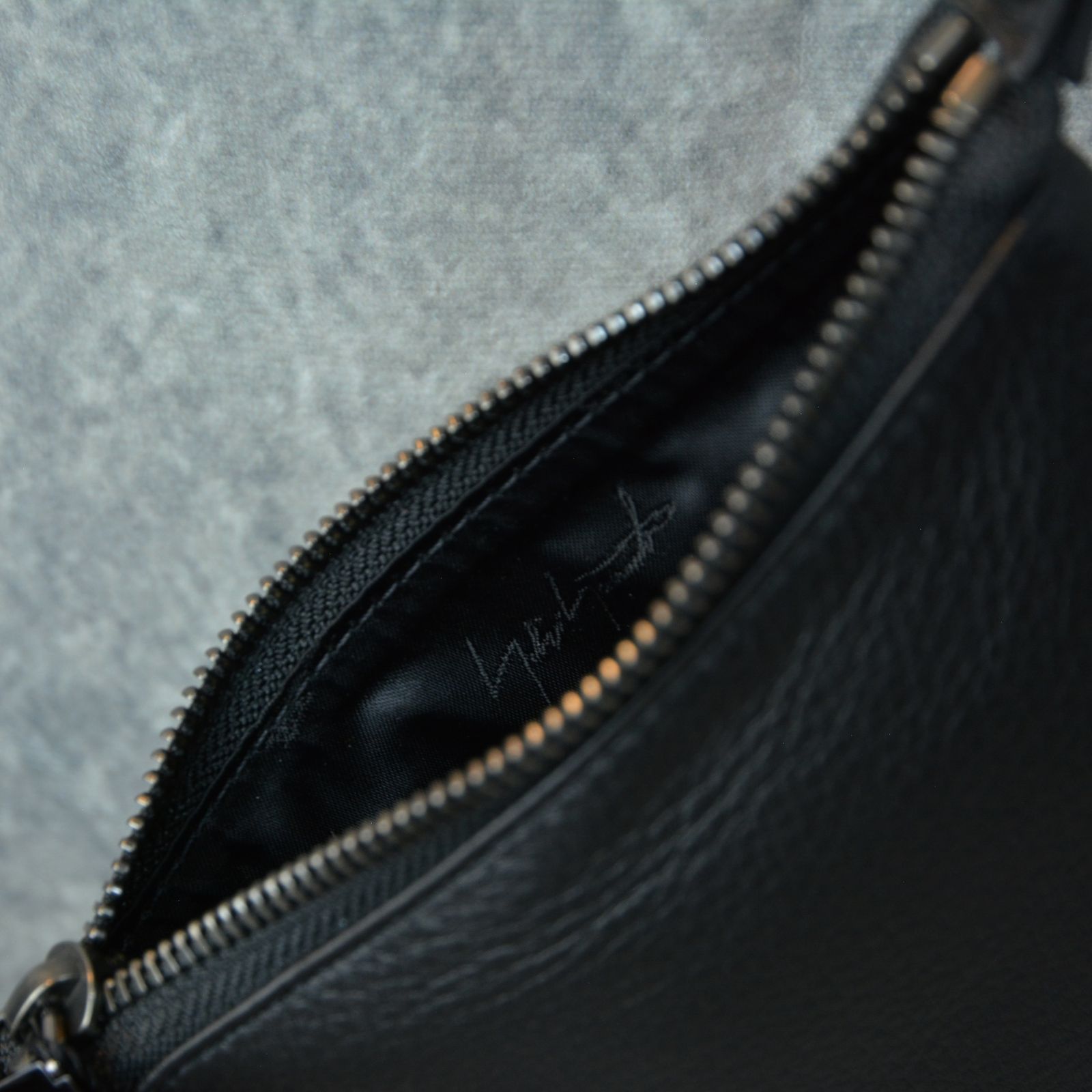 Signature pouch sacoche (BLACK) ロゴ刺繍 サコッシュ（ブラック）