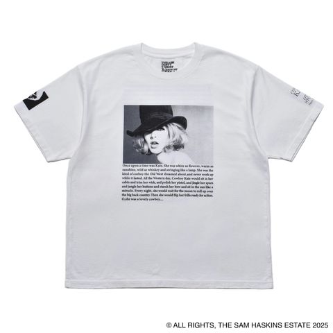 Sam Haskins × Stie-lo “kate” Tee （WHT）｜サム・ハスキンス×スティーロ ケイト プリントTシャツ｜25MND-STL005