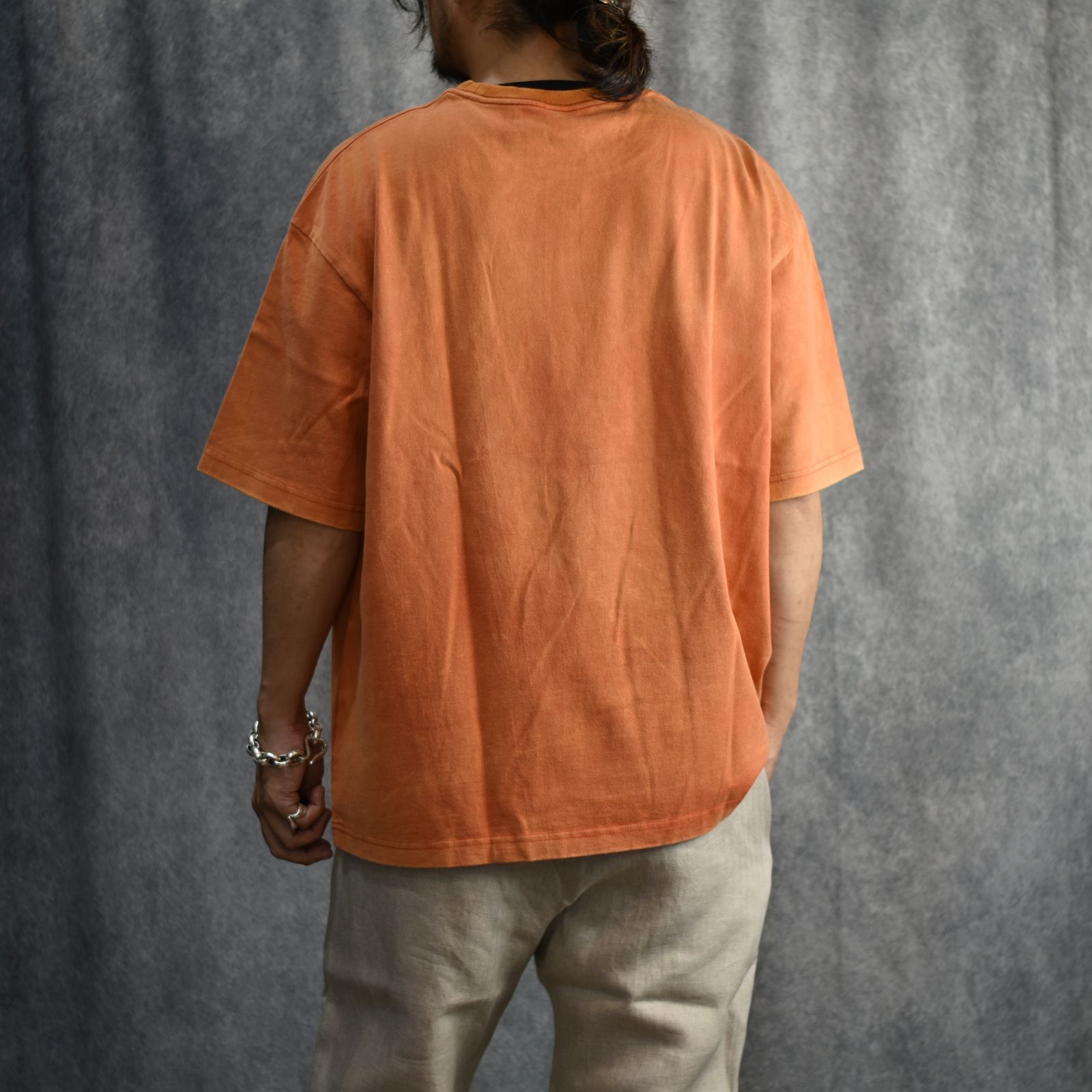CALEE LOGO POWDER BLEACH DROP SHOULDER S/S TEE (USED ORANGE) / キャリーロゴ パウダーブリーチ ドロップショルダー 半袖Tシャツ