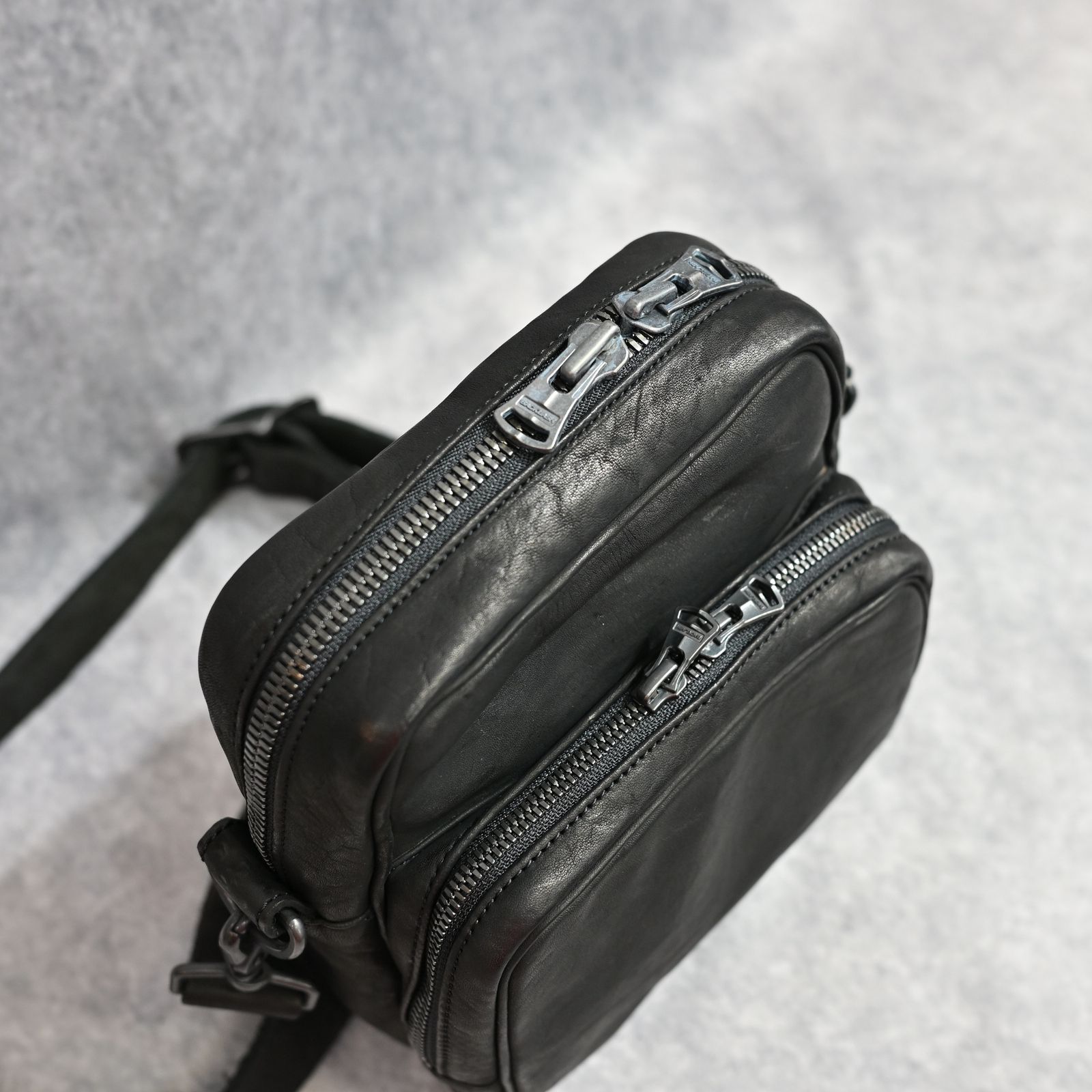 ダブルショルダー製品染め W ZIP ショルダーバッグ （BLACK）｜92-32