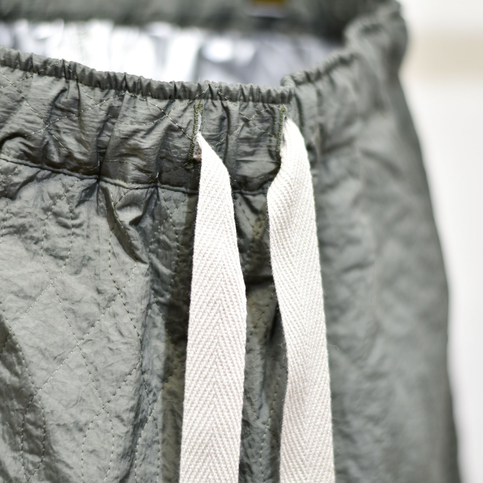 quilting passive pants (KHAKI GRAY) / キルティング パッシブ パンツ