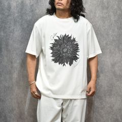 DAHLIA ART TEE ＜MIHO MURAKAMI DESIGN＞ (WHITE / BLACK)｜× 村上実帆 ダリア プリントTシャツ｜CL-26SS003MM