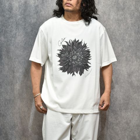 DAHLIA ART TEE ＜MIHO MURAKAMI DESIGN＞ (WHITE / BLACK)｜× 村上実帆 ダリア プリントTシャツ｜CL-26SS003MM
