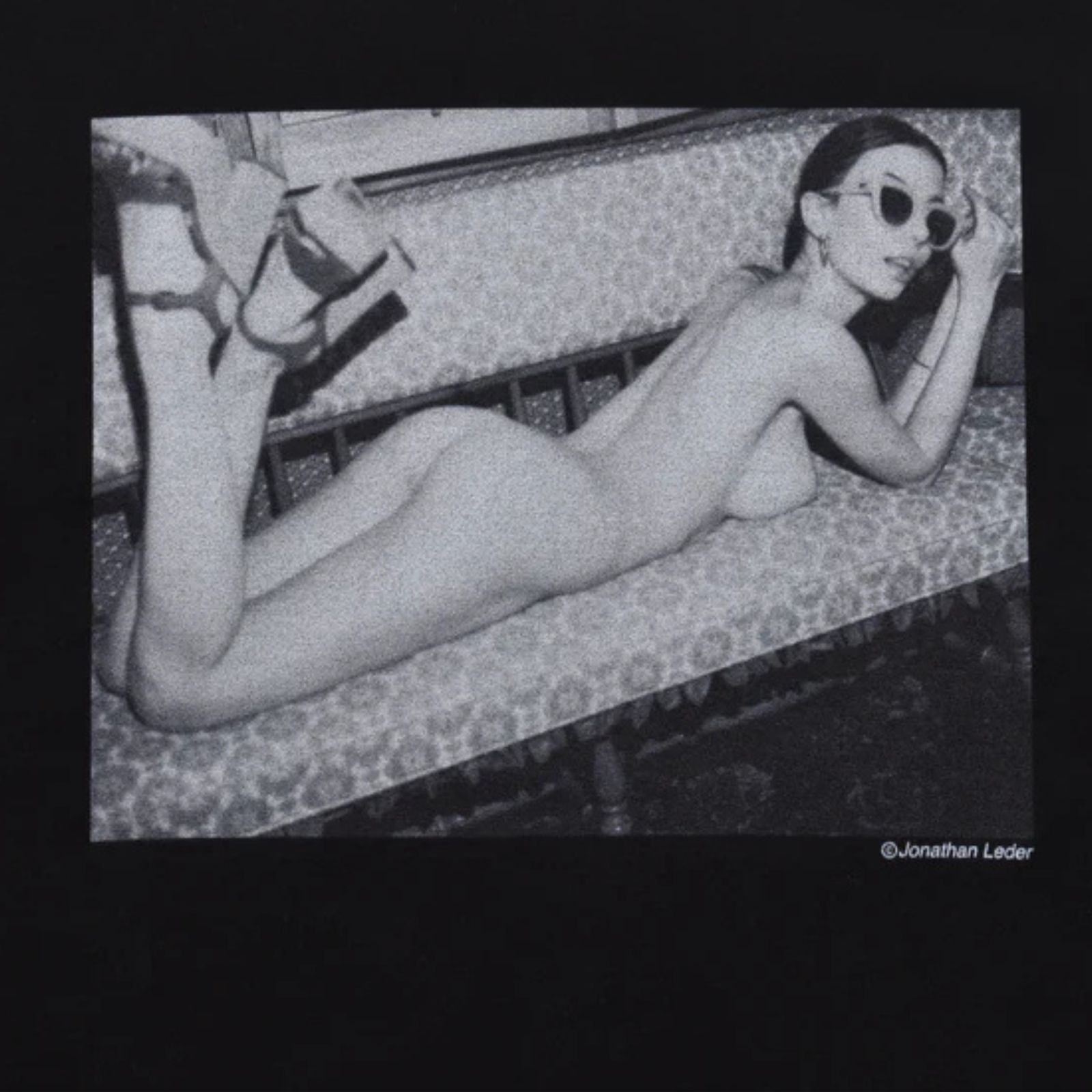 Jonathan Leder × Stie-lo "OLIVIA" Crewneck T-SH （BLACK） / プリントTシャツ （ブラック） 25MND-STL004