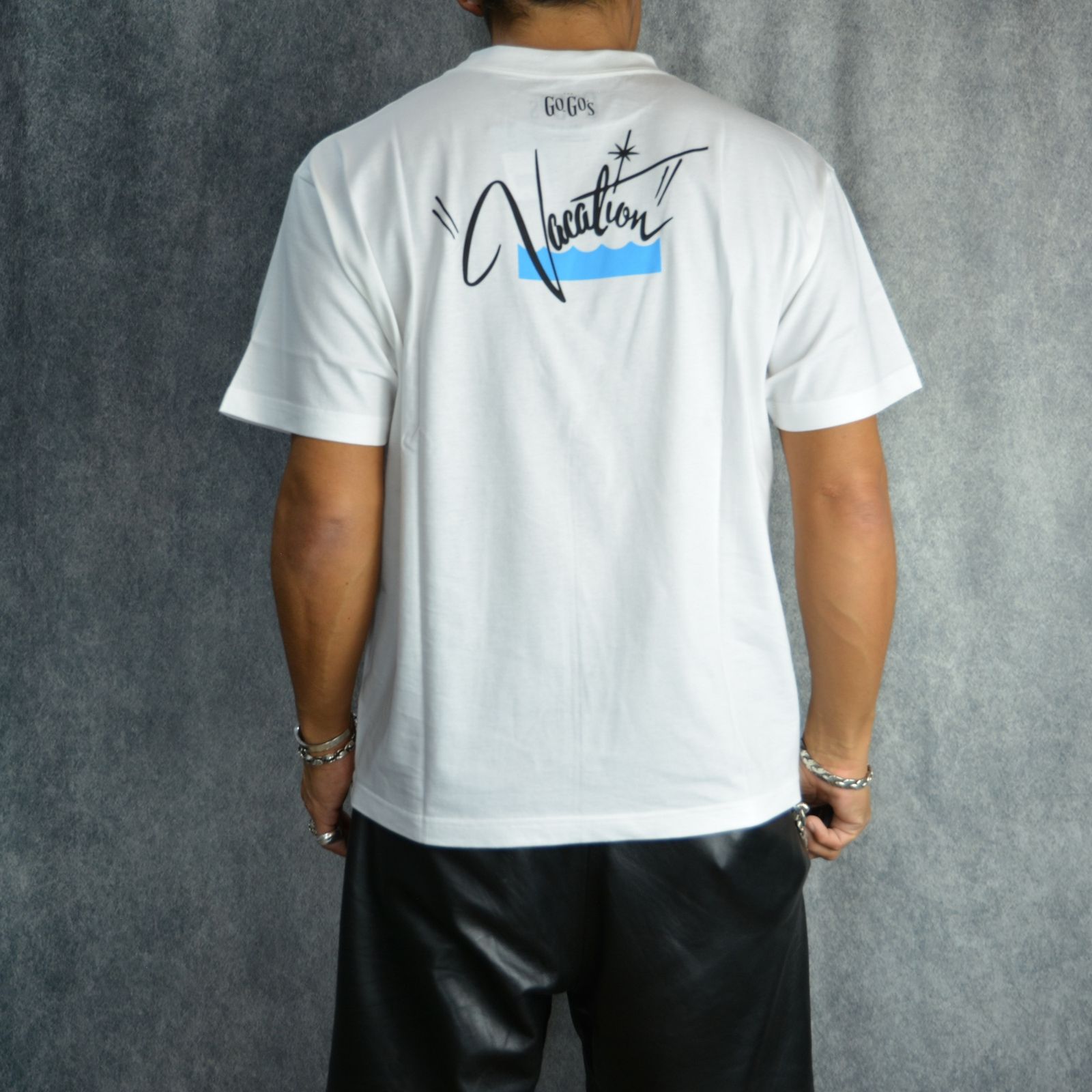 GO-GO'S "Vacation" Print Crewneck T-SH （WHT） / プリント Tシャツ （ホワイト）