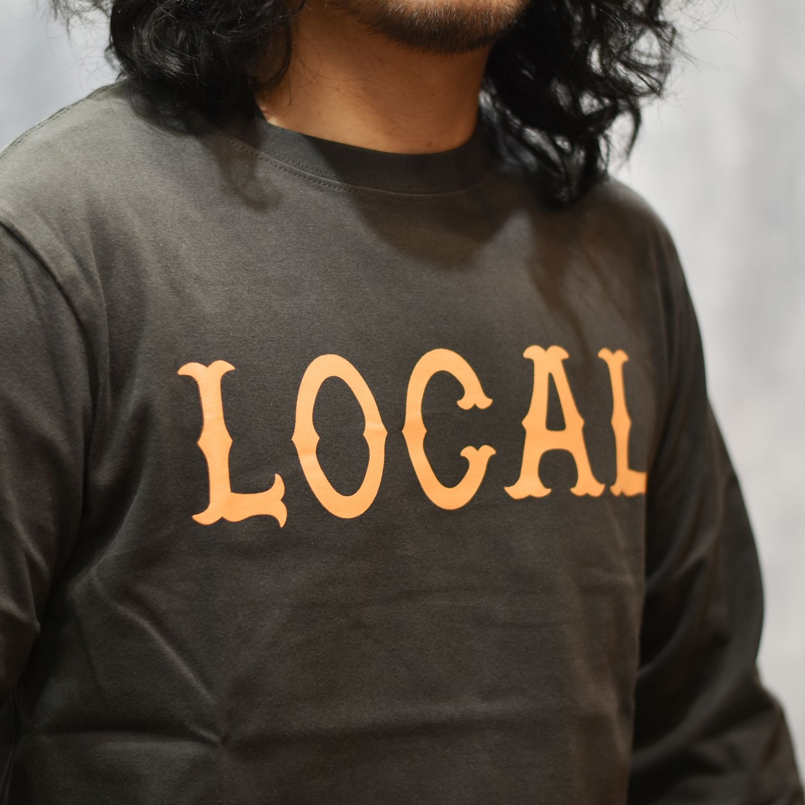 LOCAL L/S TEE (SUMI)｜プリント ロンT｜CR-26SS009