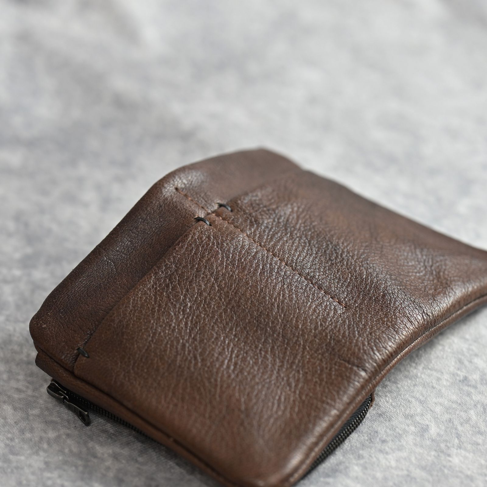 GUIDI ゴートタンニン 二つ折り財布 (BROWN / ブラウン) / 890-04